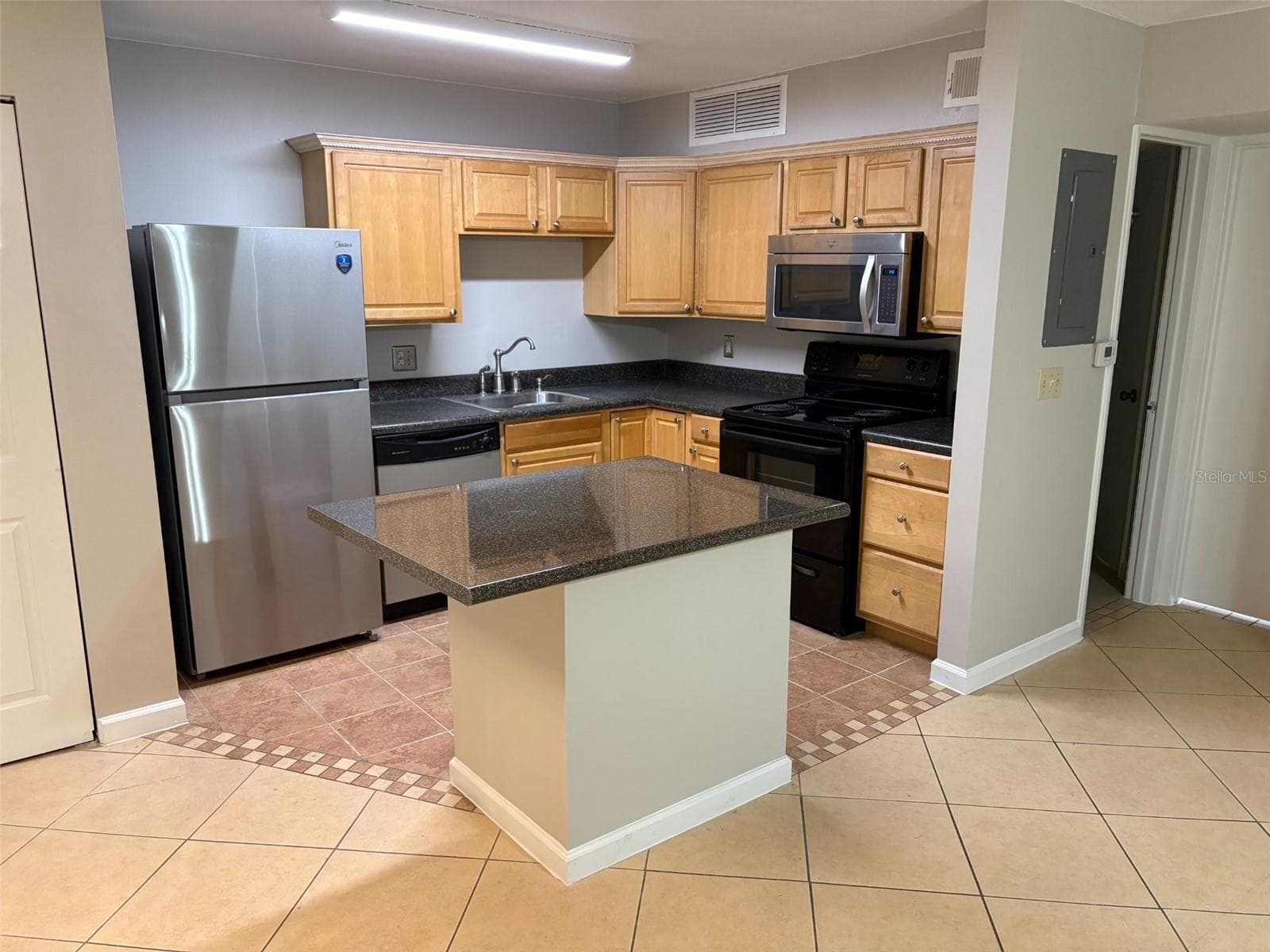Condominium at 360 LAKEPOINTE DR #202, ALTAMONTE SPRINGS, photo 3 of 24