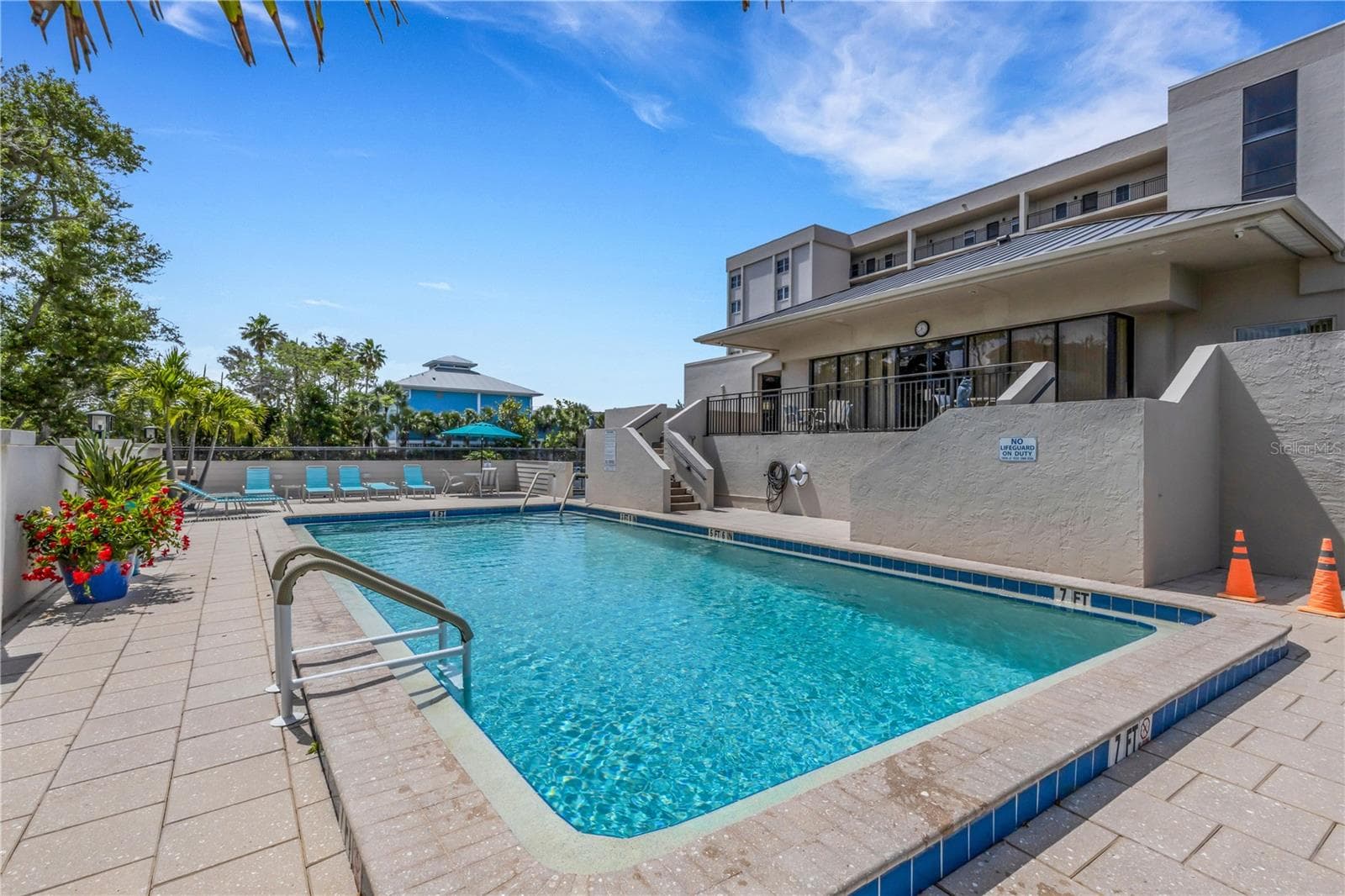 Community pool - 420 BEACH RD #507, SARASOTA