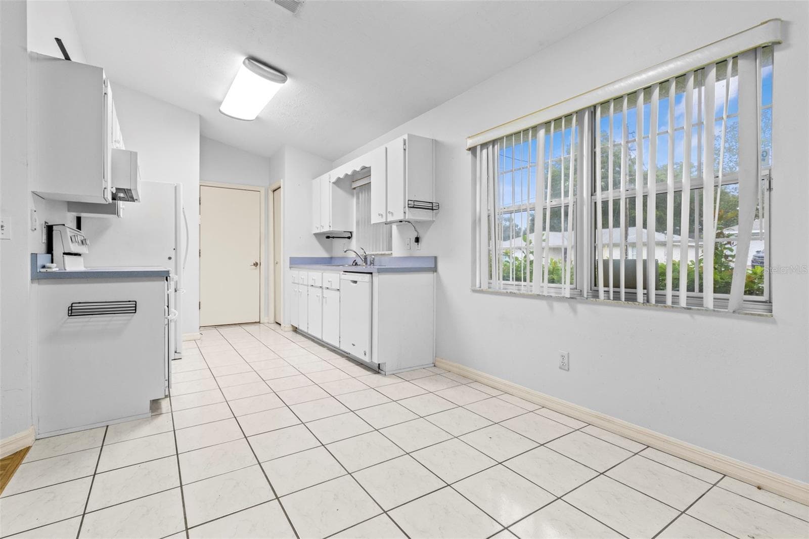 Single Family Residence at 13618 SE 51ST AVE, SUMMERFIELD, photo 4 of 22