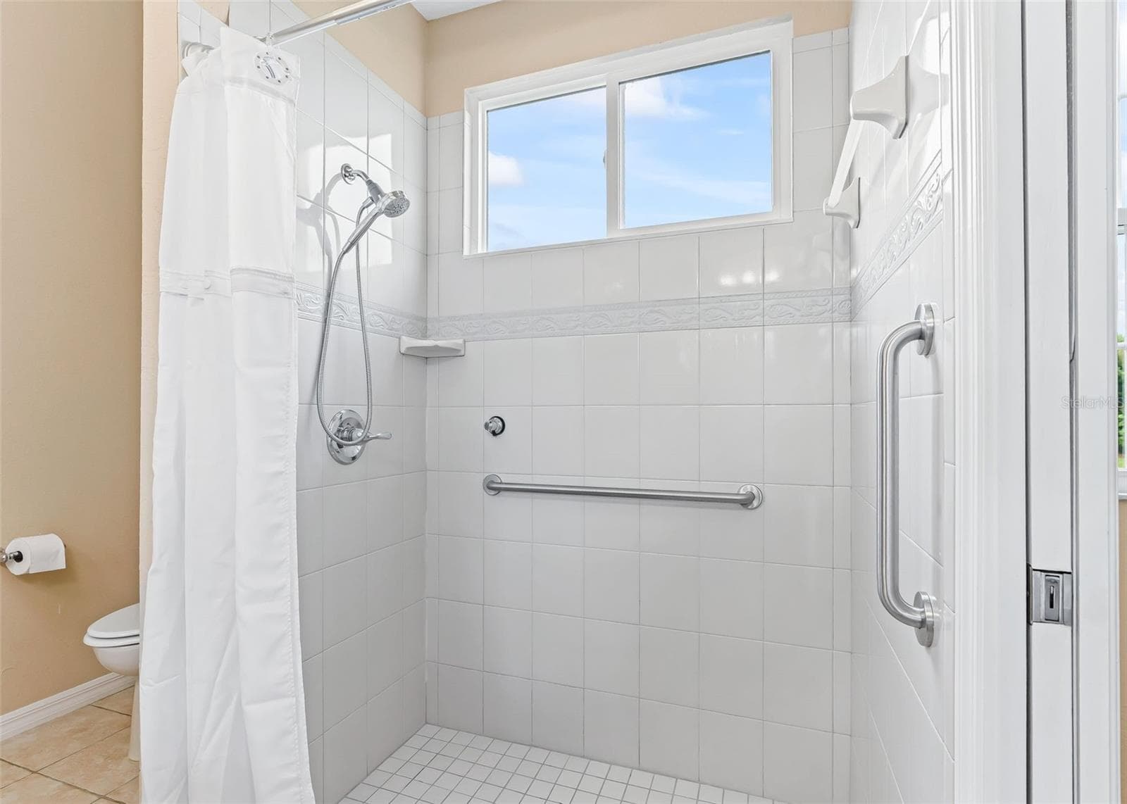 Shower with free access and saftey bars - 12439 SE 176TH LOOP, SUMMERFIELD