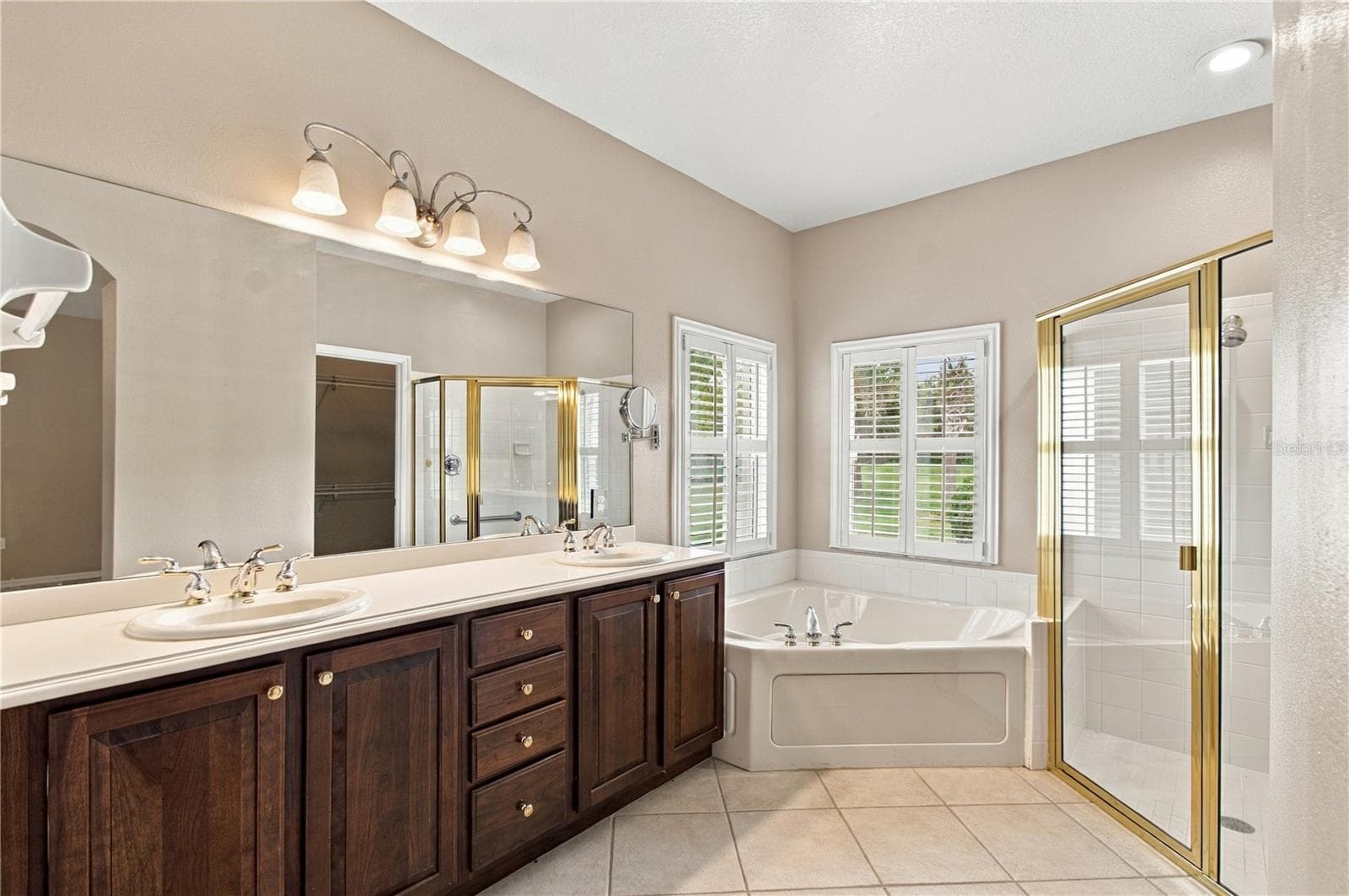 Ensuite Bath w/ Walk-in Shower - 352 HAMRICK DR, POINCIANA