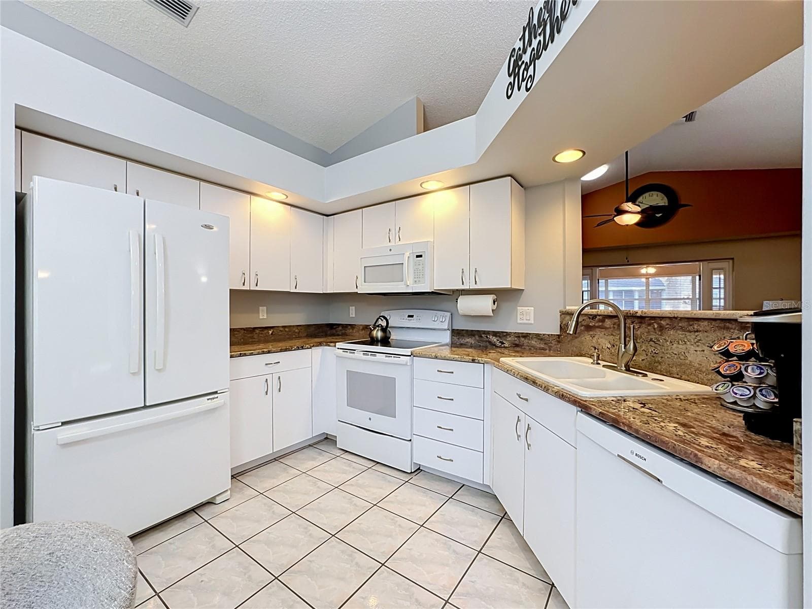 Kitchen - 4547 FERN DR, BRADENTON