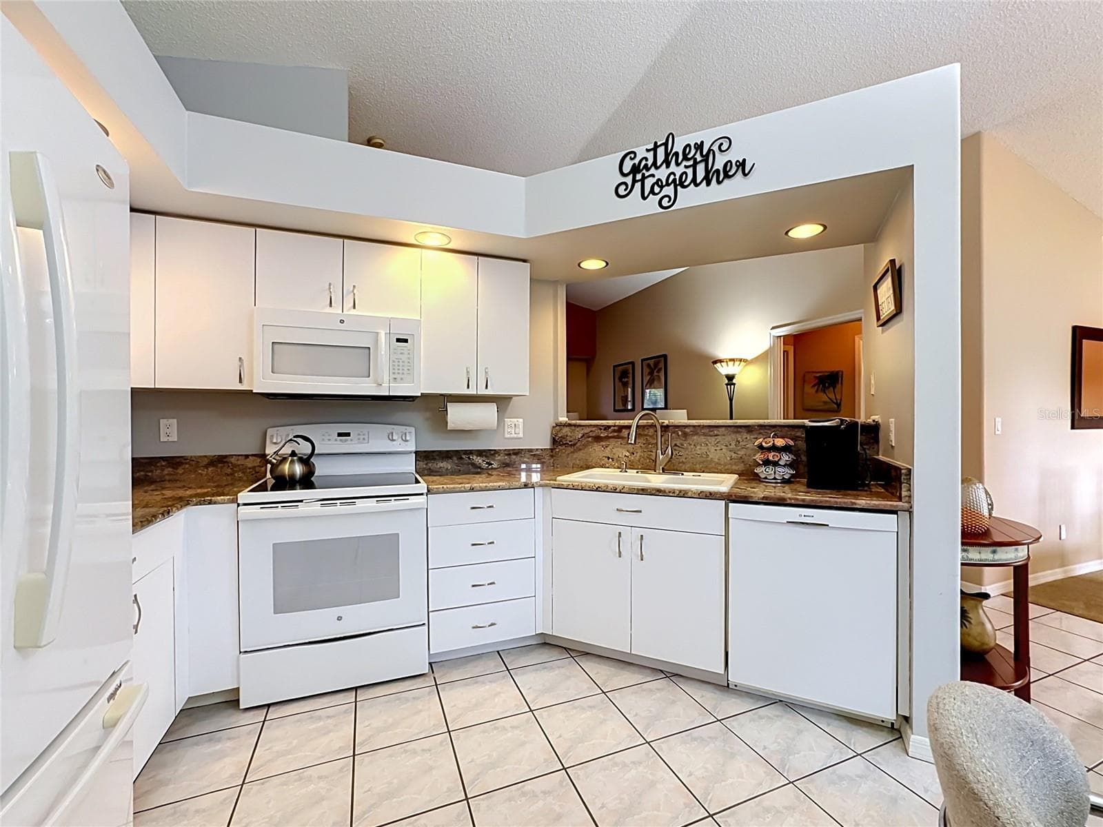 Kitchen - 4547 FERN DR, BRADENTON