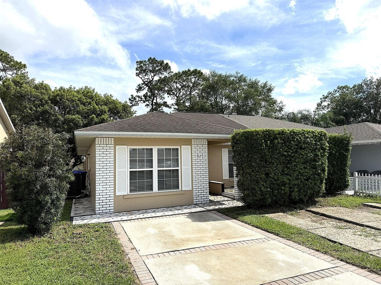 825 QUAIL HOLLOW DR
