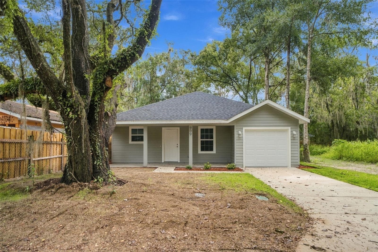 909 NE 18TH TER