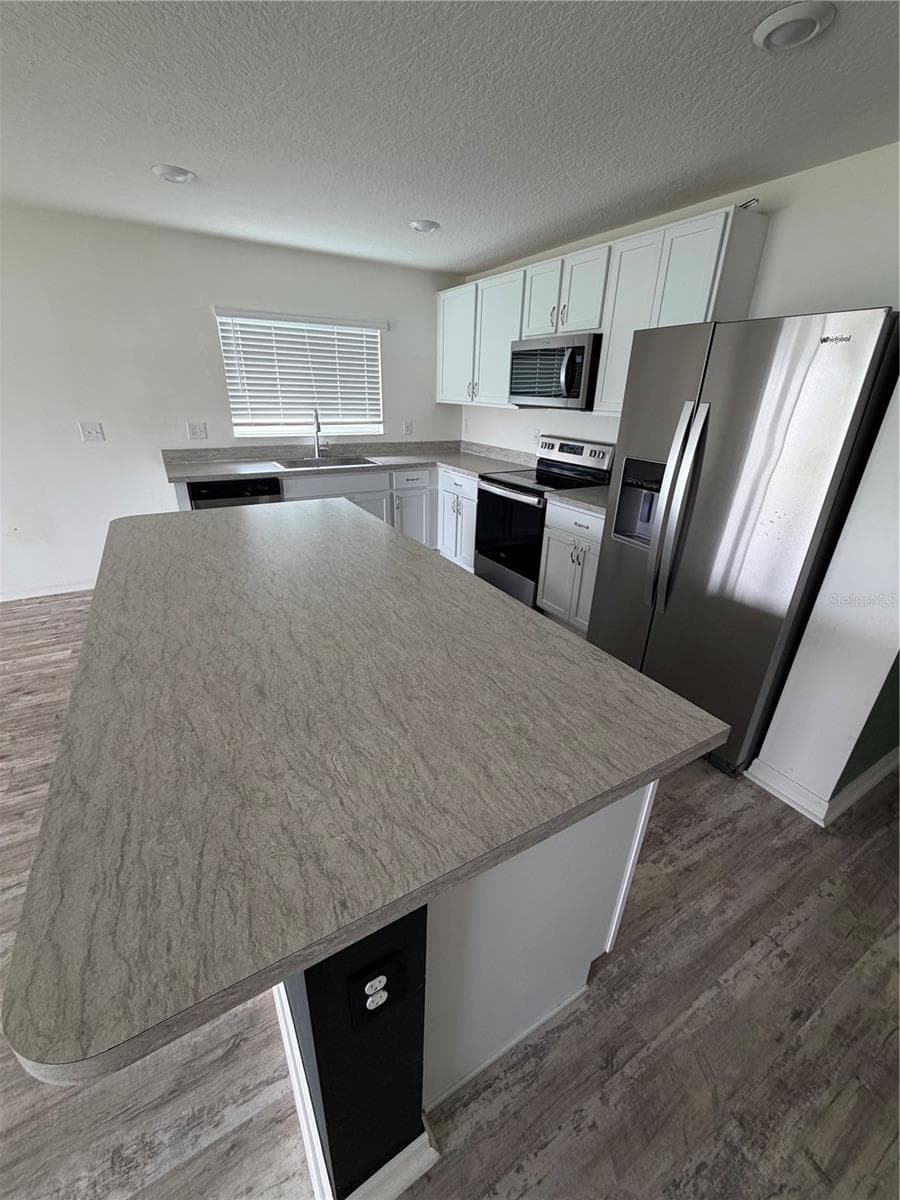 KItchen island - 2500 BEGONIA ST, MASCOTTE