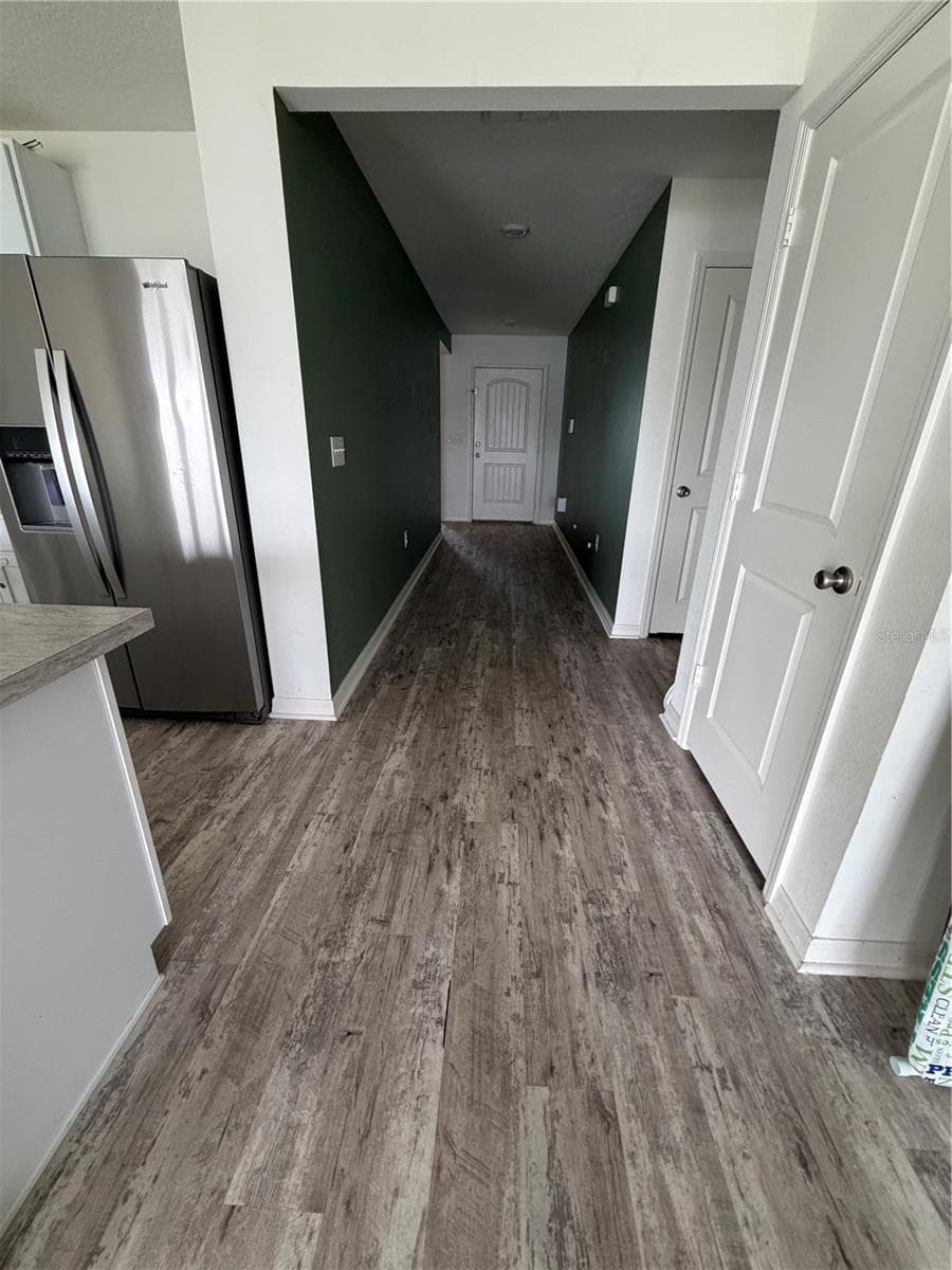 Corridor - 2500 BEGONIA ST, MASCOTTE