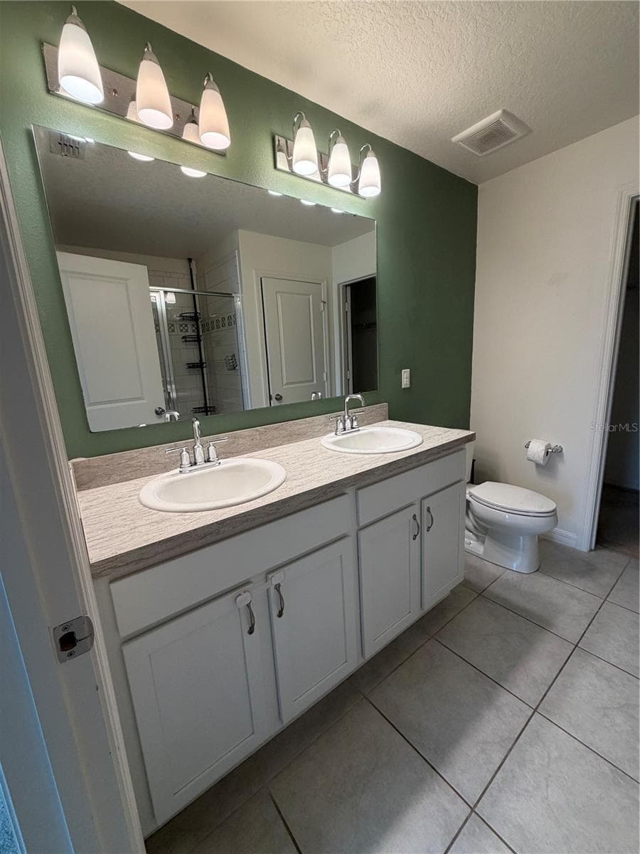 Principal Bathroom - 2500 BEGONIA ST, MASCOTTE