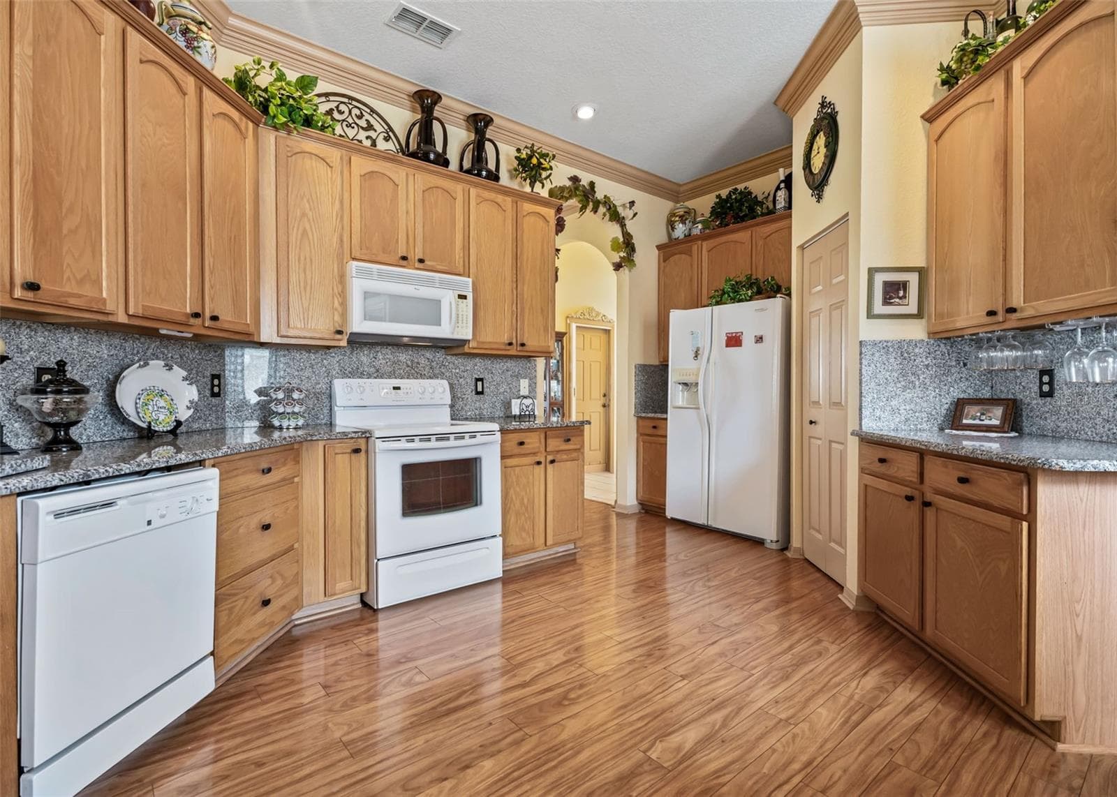 Kitchen w/Granite Countertops & Granite Backsplash - 17021 SE 115TH TERRACE RD, SUMMERFIELD