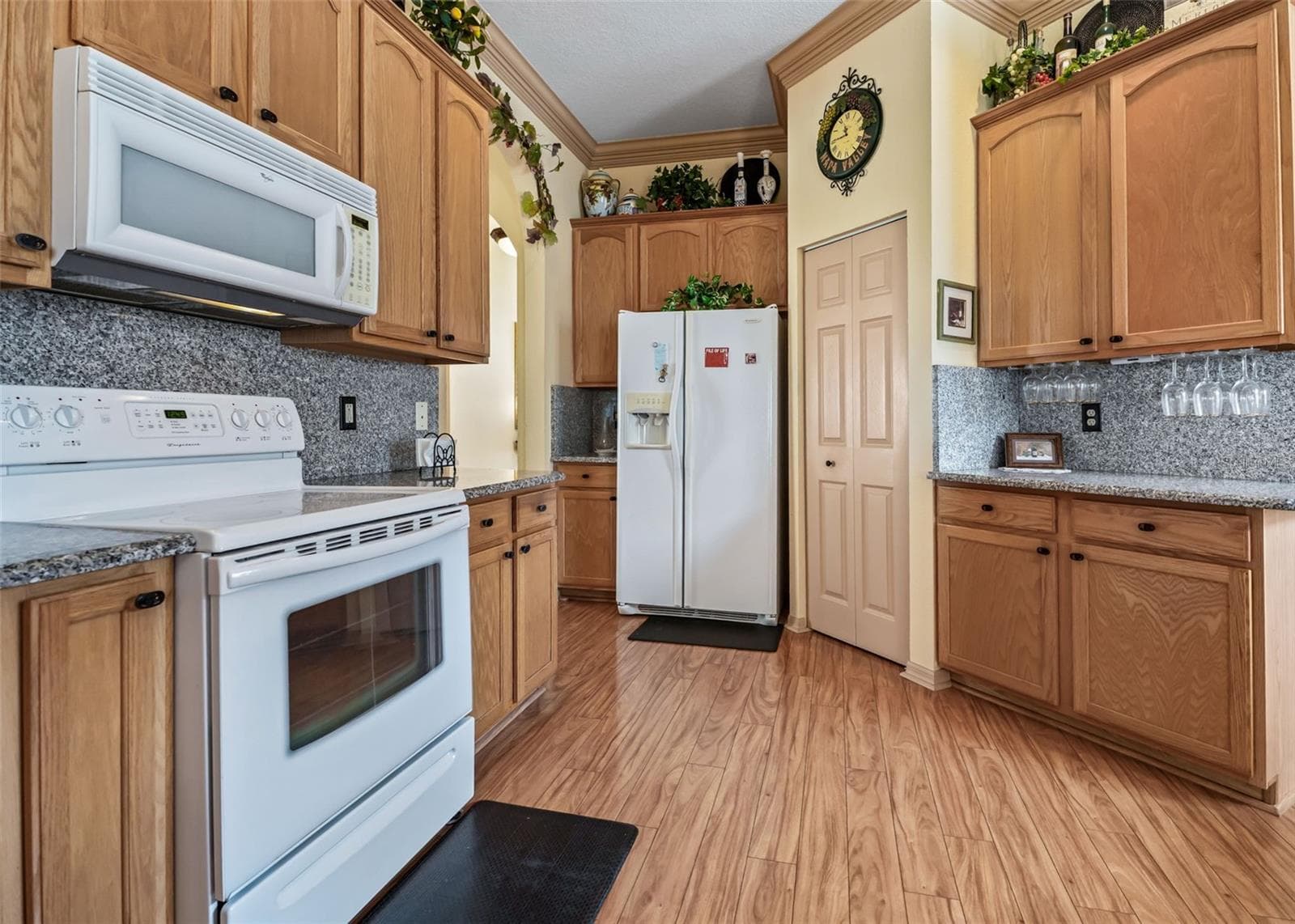 Kitchen w/Crown Molding & Pantry Closet - 17021 SE 115TH TERRACE RD, SUMMERFIELD