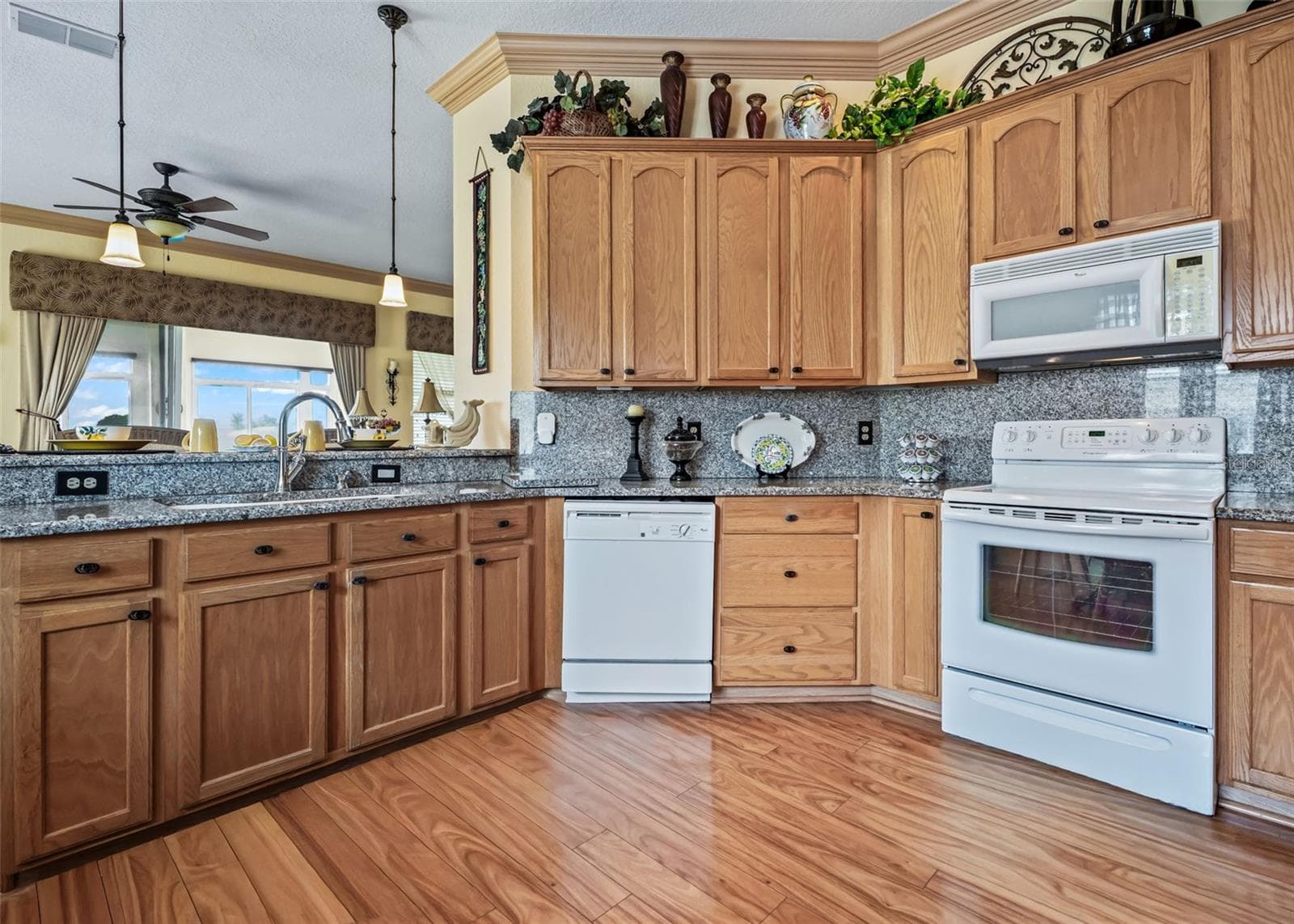 Solid Wood Cabinetry & Generous Breakfast Bar - 17021 SE 115TH TERRACE RD, SUMMERFIELD