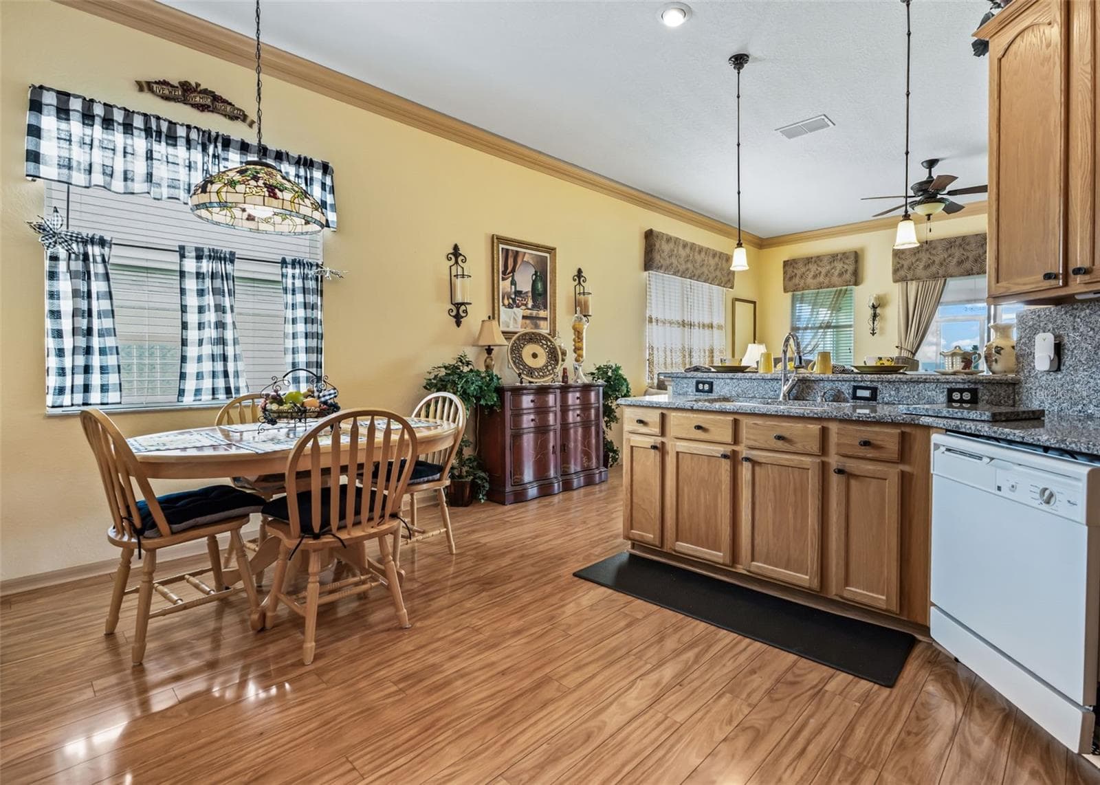 16 x 18 Kitchen w/eat in area & Generous Breakfast Bar - 17021 SE 115TH TERRACE RD, SUMMERFIELD