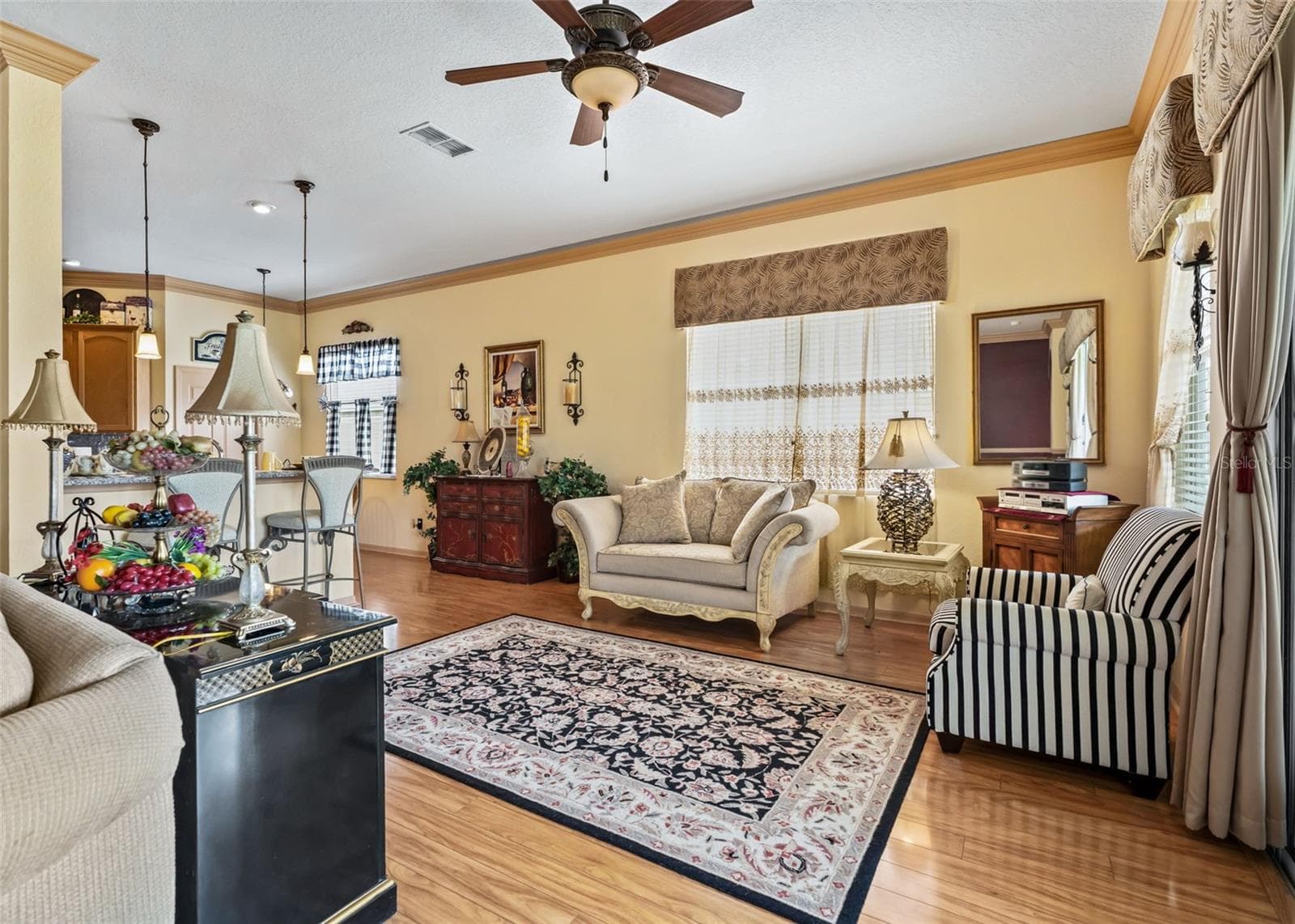 Living area w/Crown Molding & High Gloss Laminate flooring - 17021 SE 115TH TERRACE RD, SUMMERFIELD