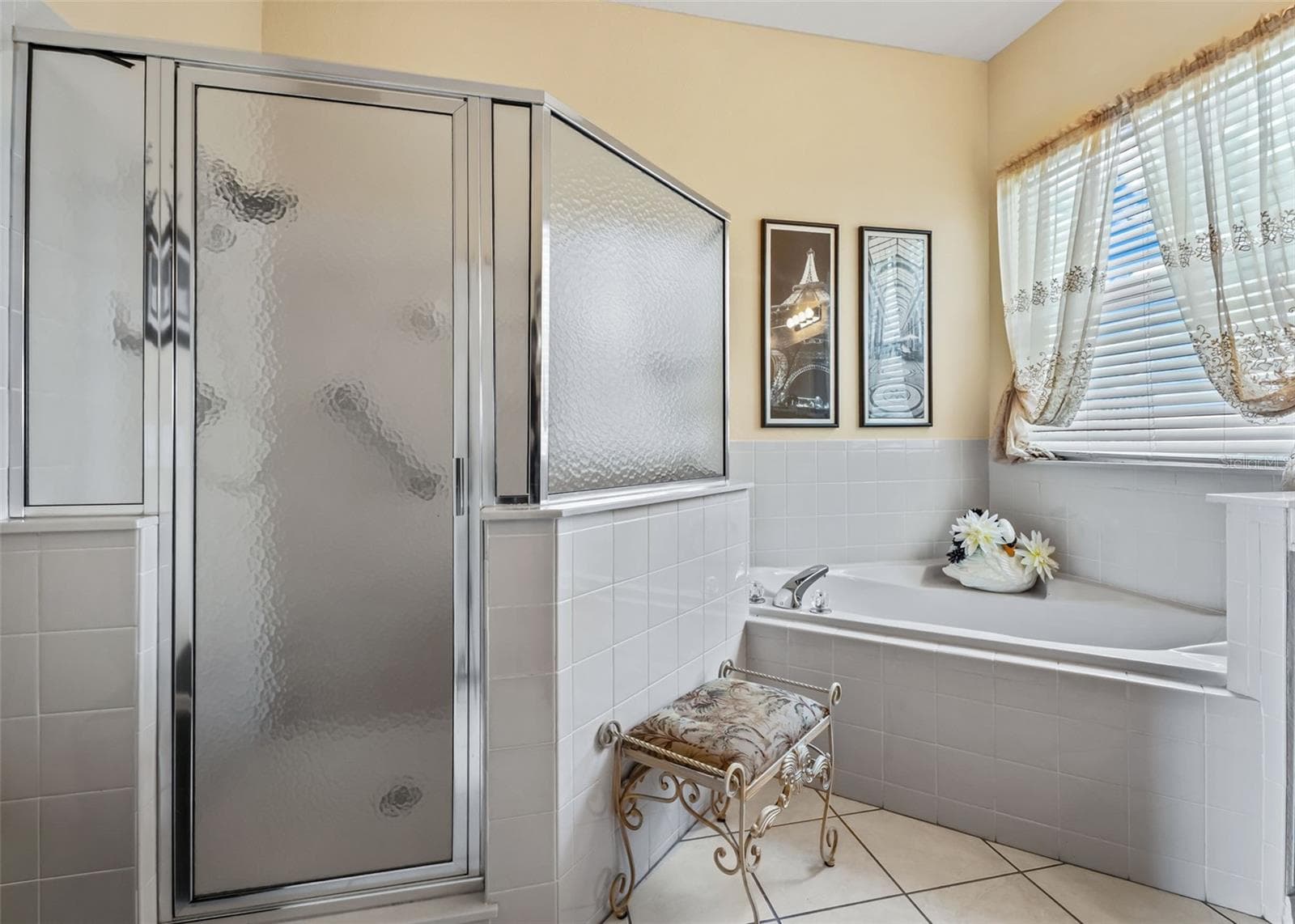 En Suite w/Tiled Walk in Shower & Soaking Tub - 17021 SE 115TH TERRACE RD, SUMMERFIELD