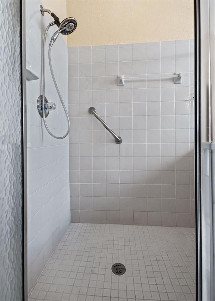 Tiled Walk in Shower - 17021 SE 115TH TERRACE RD, SUMMERFIELD