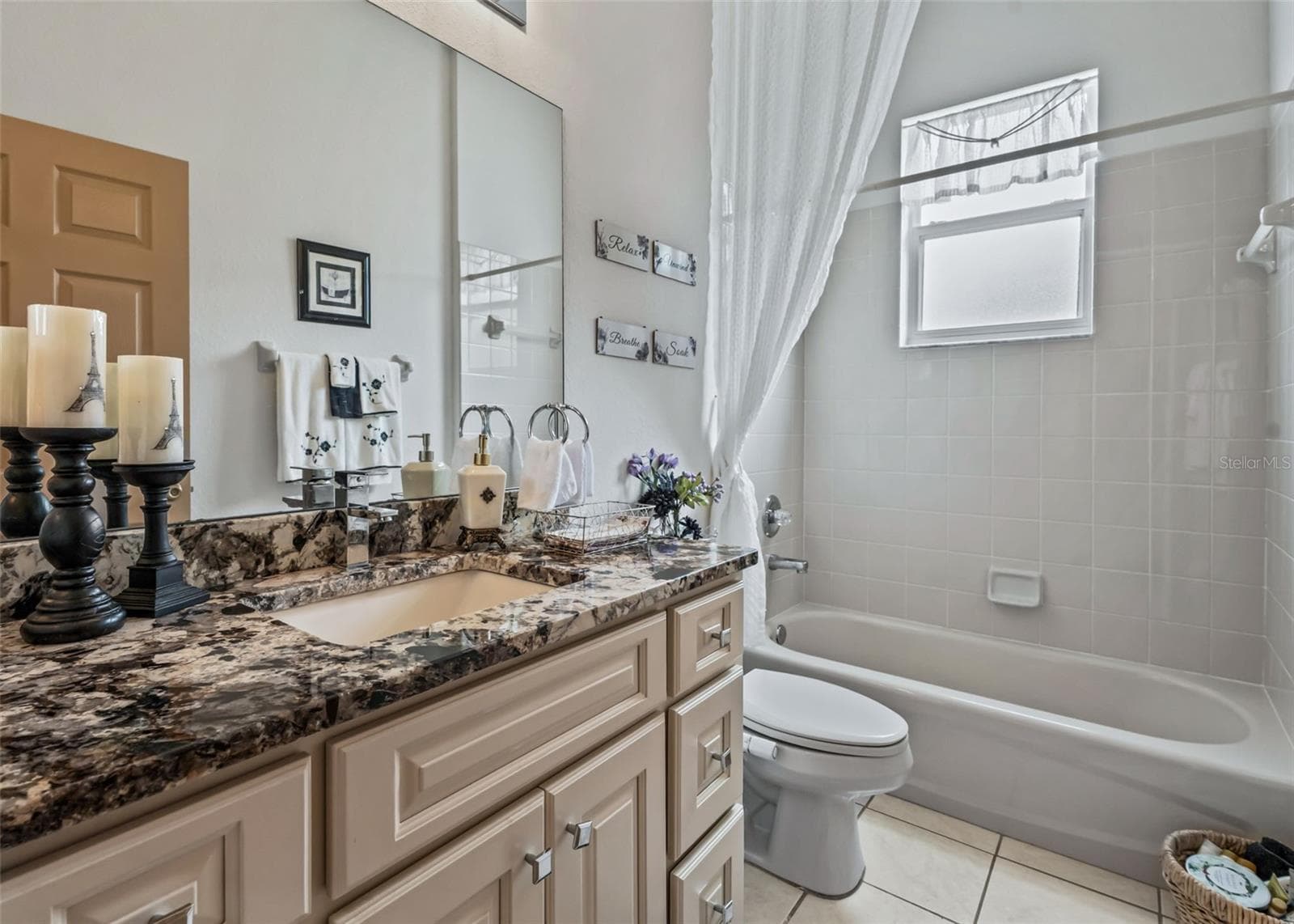 Guest bathroom w/Granite Topped Vanity, Tiled Tub & Shower Combination - 17021 SE 115TH TERRACE RD, SUMMERFIELD