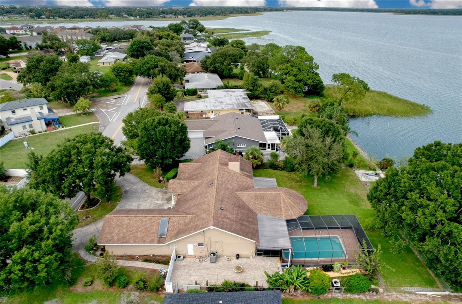 Aerial view of the home and lakefront setting - 1348 EDGEWATER BEACH DR, LAKELAND