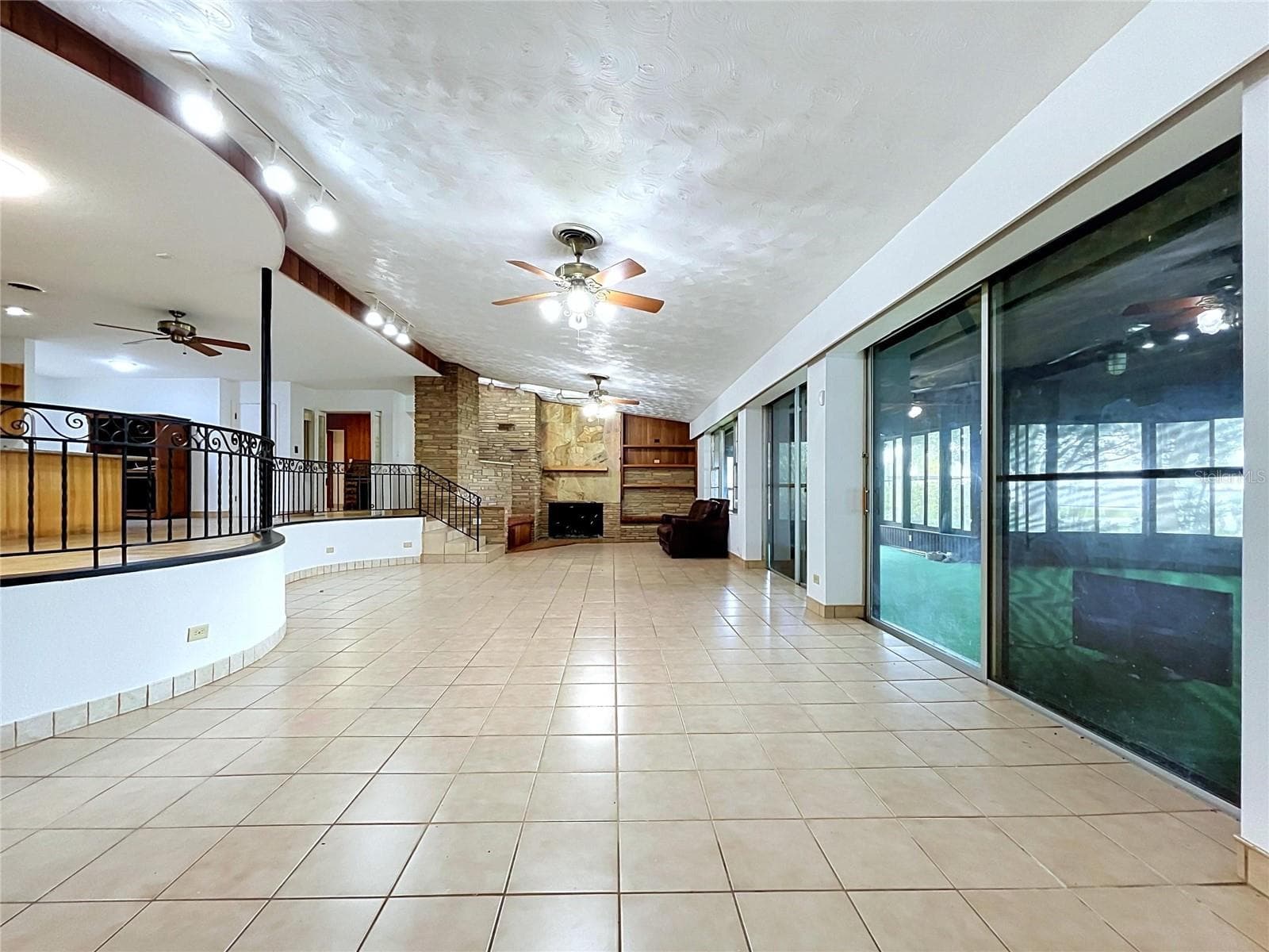 Main living area with views toward the lanai and backyard - 1348 EDGEWATER BEACH DR, LAKELAND