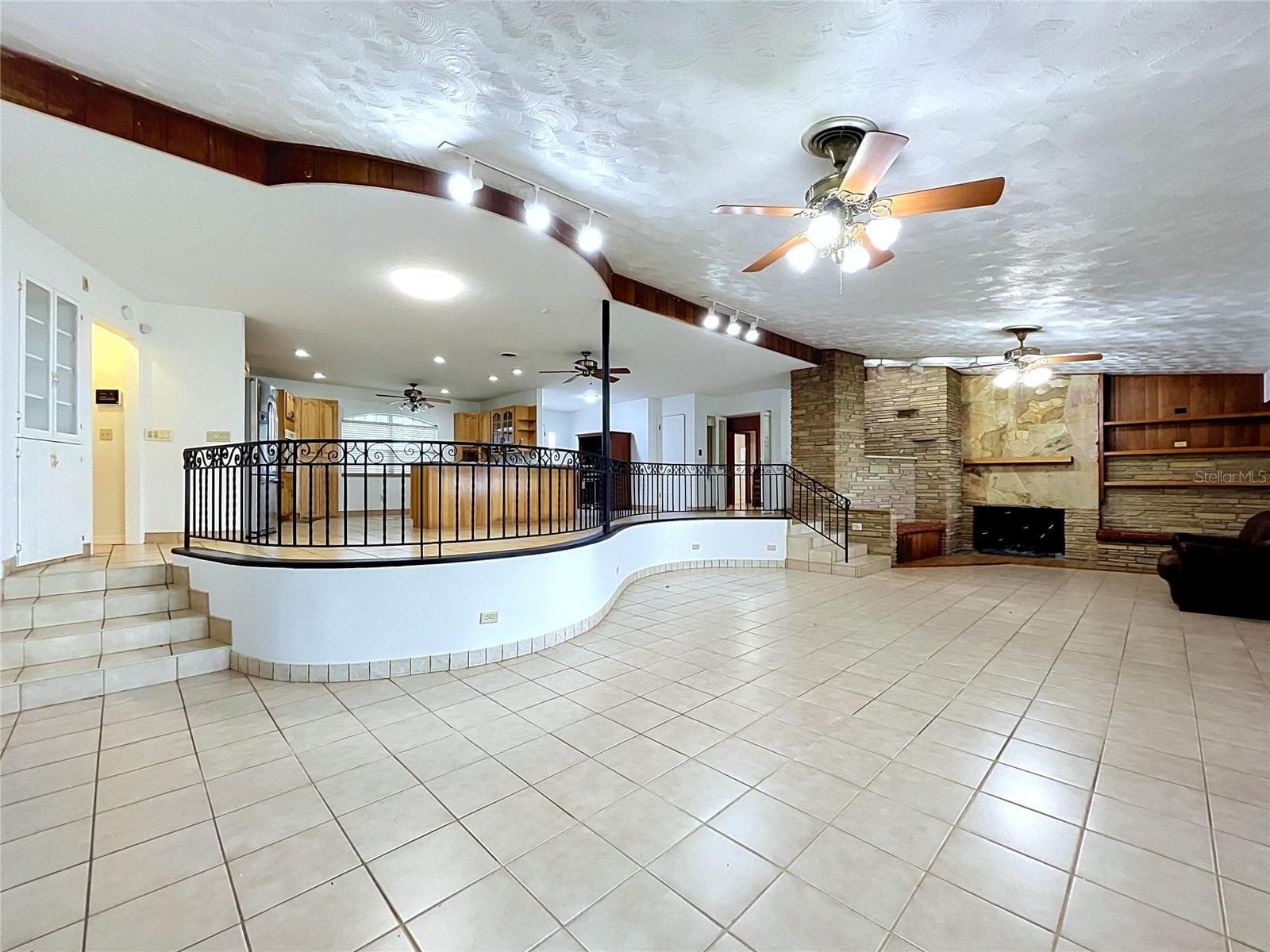 Open living area and adjoining kitchen - 1348 EDGEWATER BEACH DR, LAKELAND