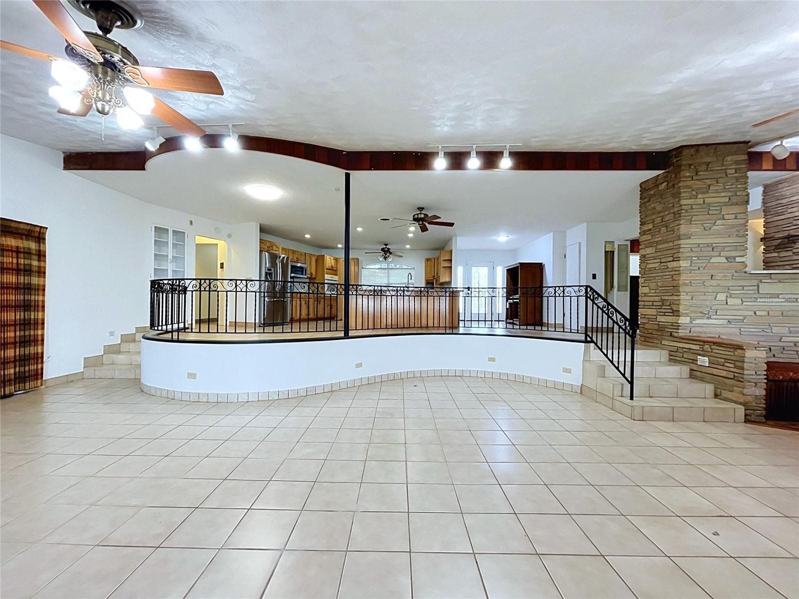 Living area with vaulted ceiling and ceiling fans - 1348 EDGEWATER BEACH DR, LAKELAND
