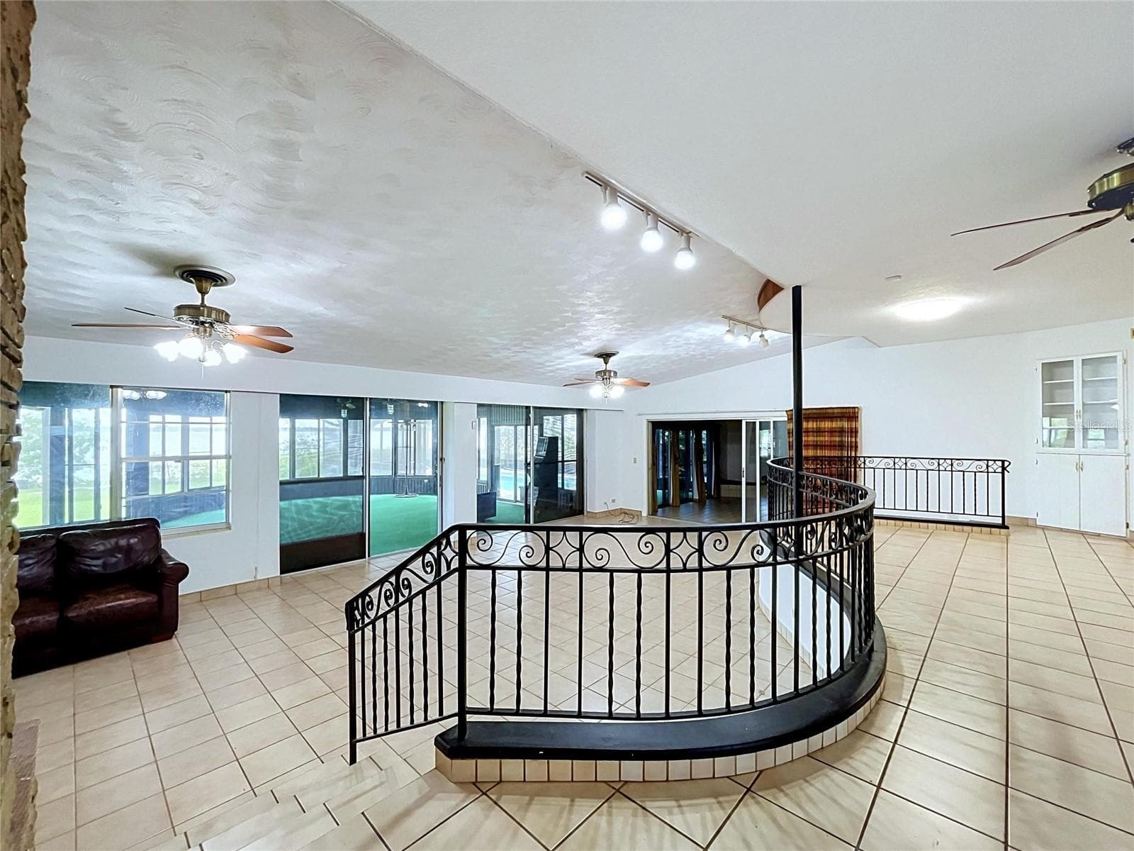 Living room with views toward the kitchen - 1348 EDGEWATER BEACH DR, LAKELAND