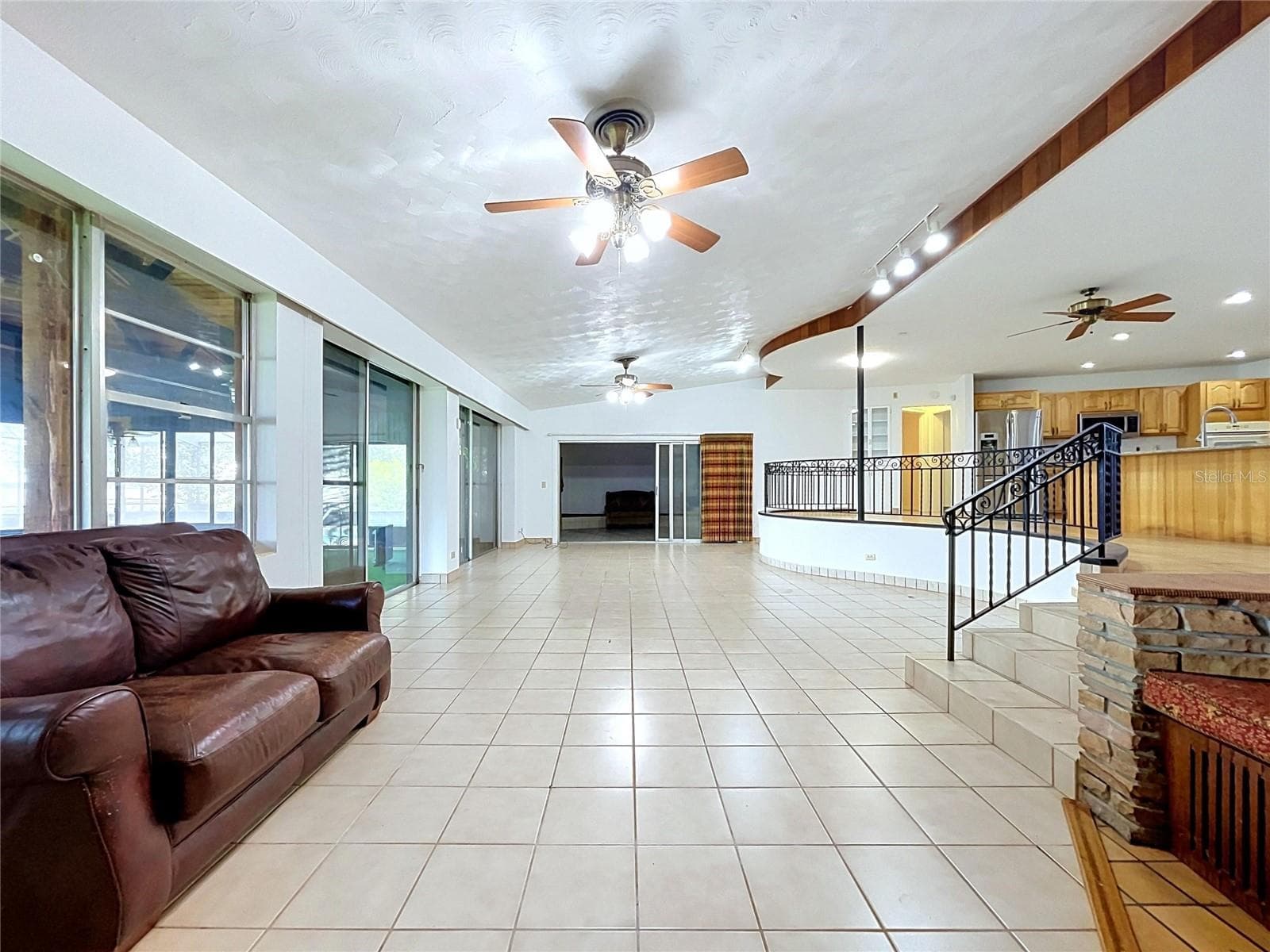 Living area with large windows / sliding glass doors - 1348 EDGEWATER BEACH DR, LAKELAND
