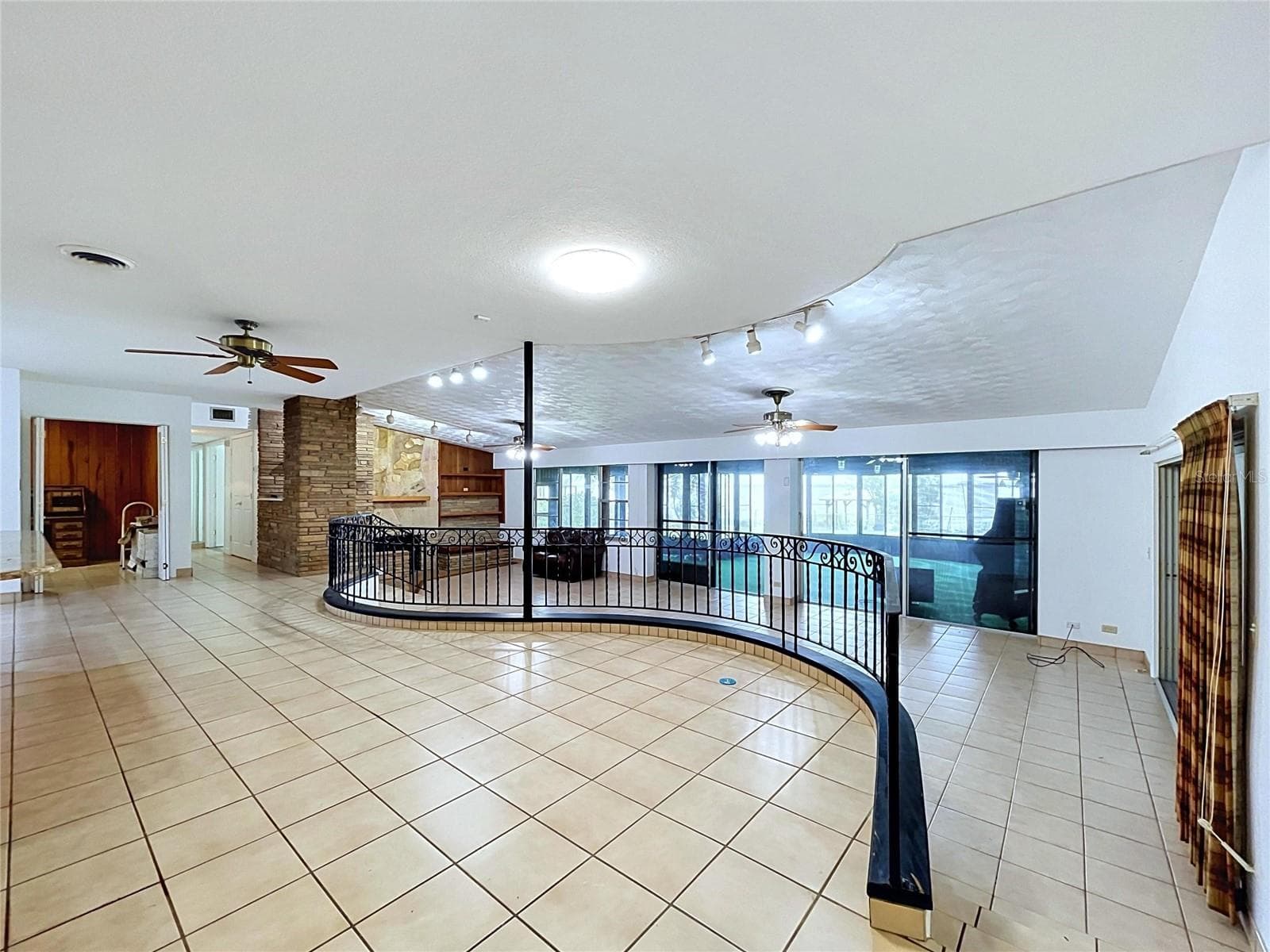 Wide view of the main living area - 1348 EDGEWATER BEACH DR, LAKELAND