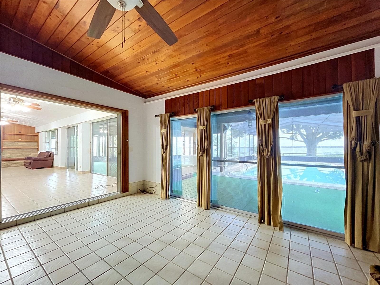 Family room with wood-paneled ceiling - 1348 EDGEWATER BEACH DR, LAKELAND