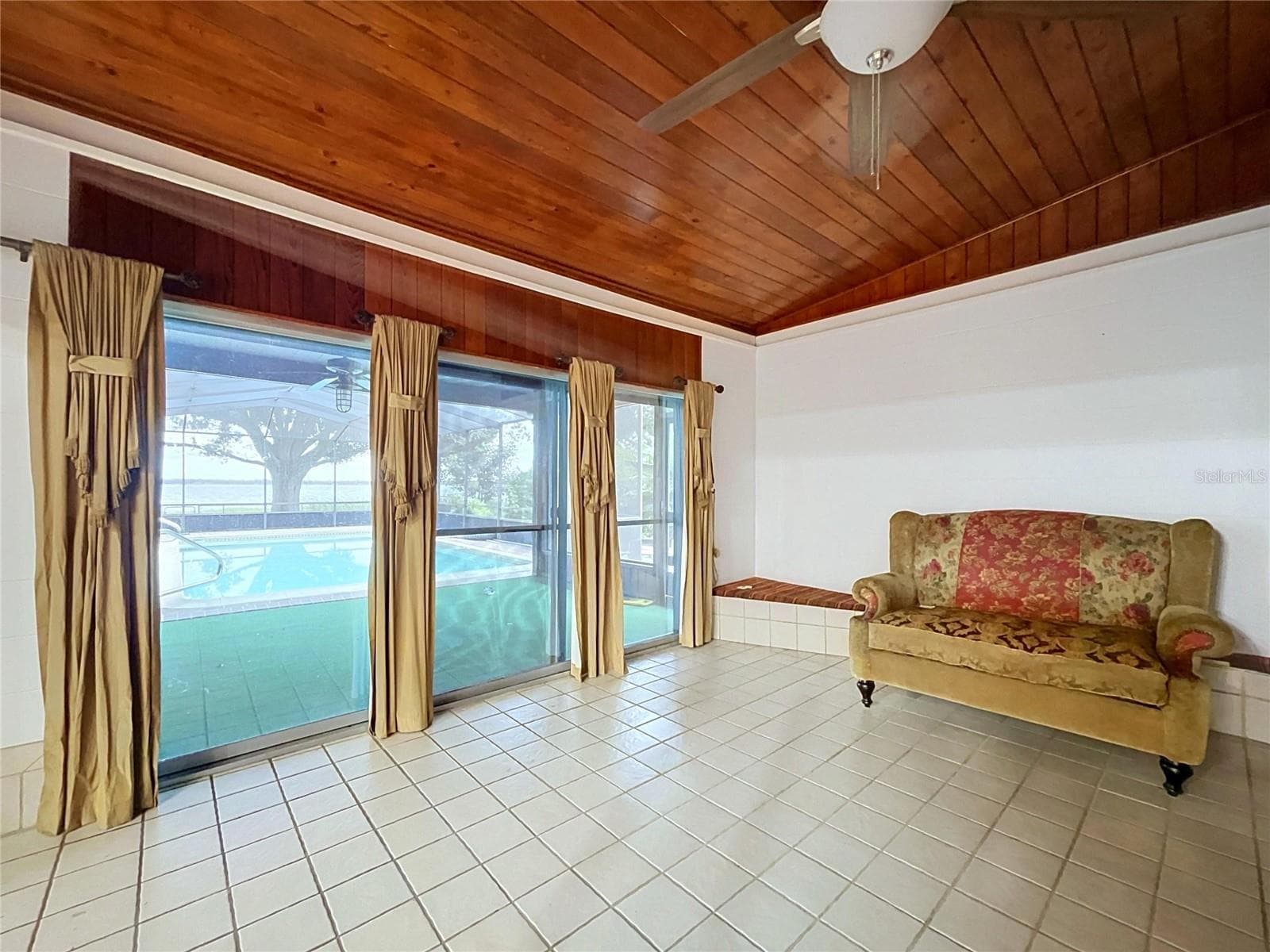 Family room with windows overlooking the lanai and backyard - 1348 EDGEWATER BEACH DR, LAKELAND