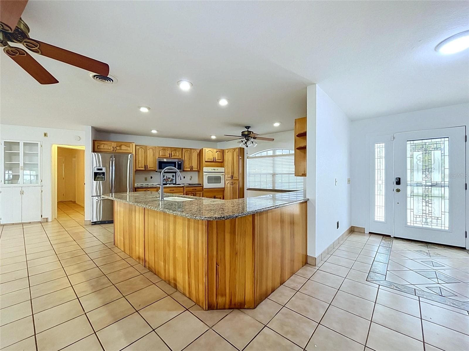 Kitchen with center island and adjoining living area - 1348 EDGEWATER BEACH DR, LAKELAND