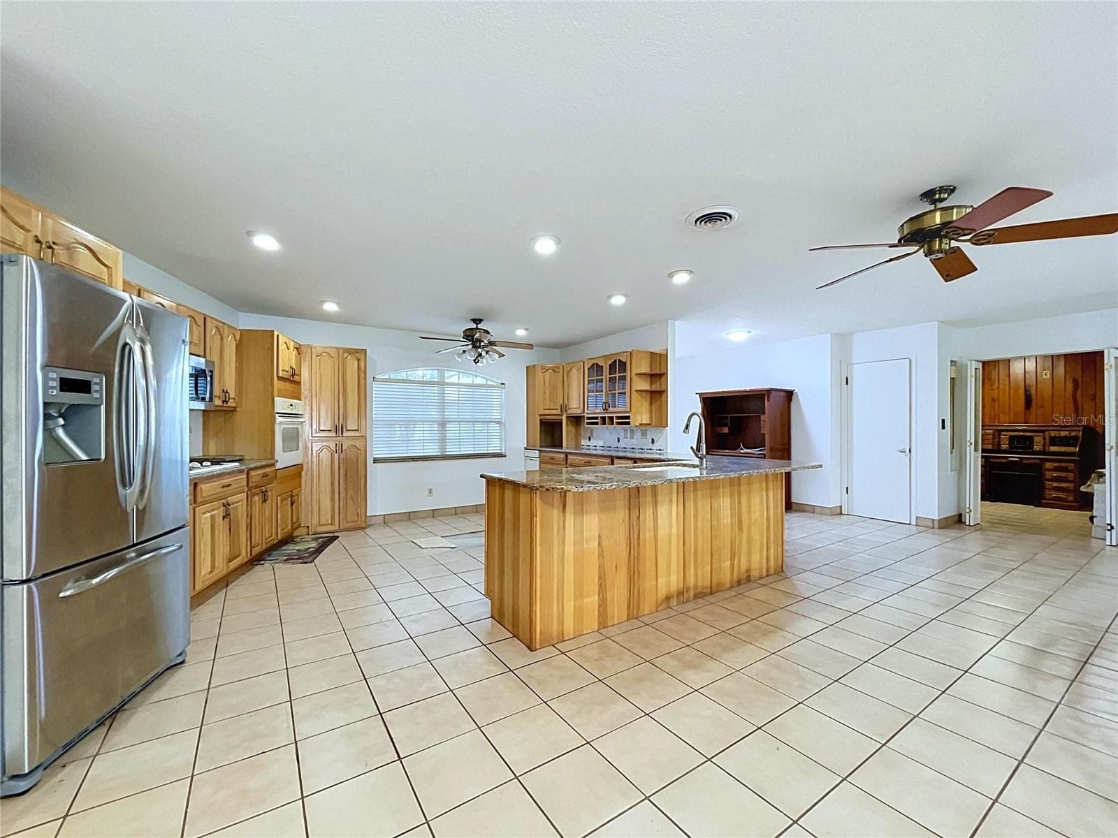Kitchen with center island and tile flooring - 1348 EDGEWATER BEACH DR, LAKELAND