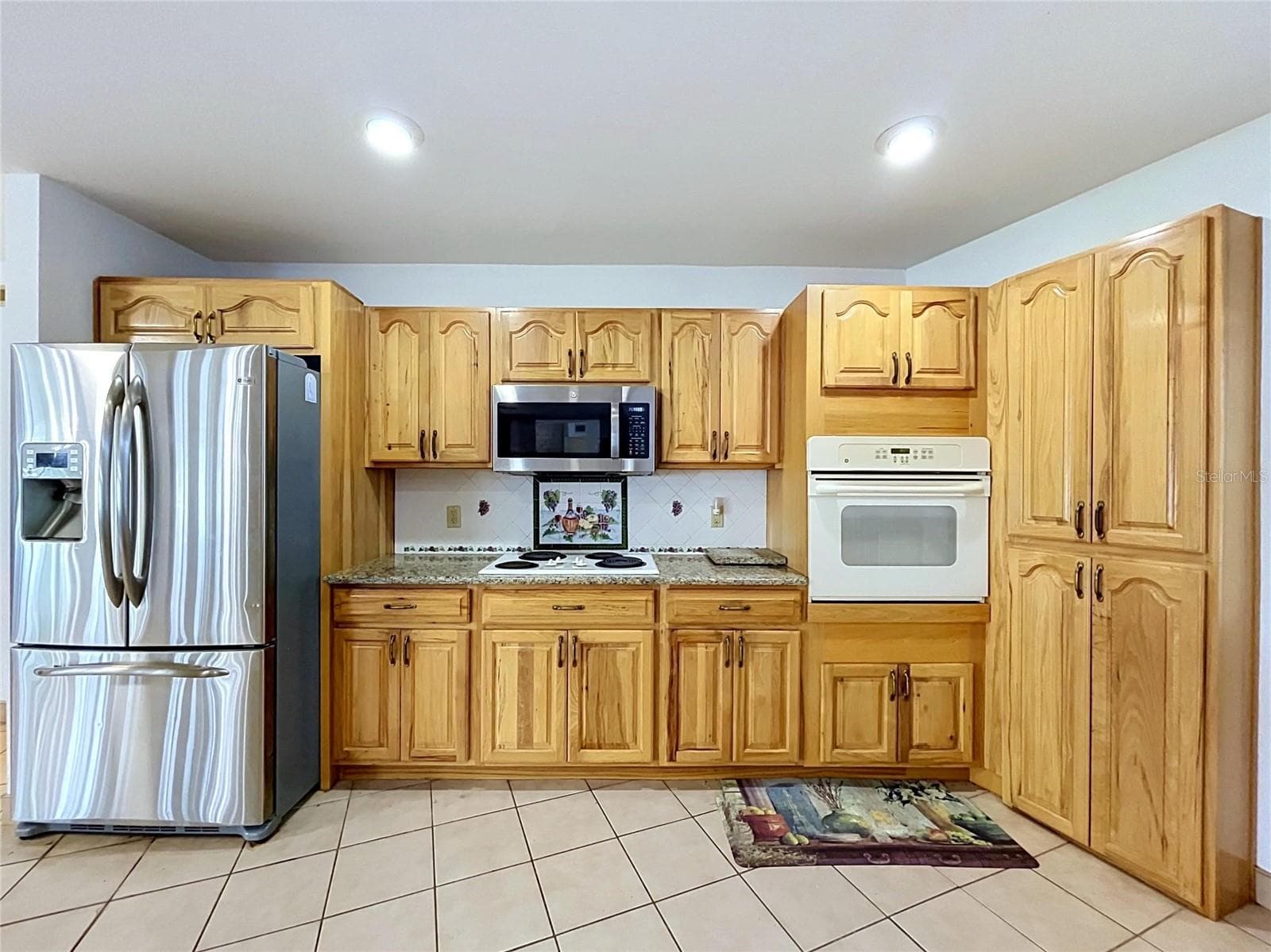 Kitchen cabinetry, countertops, and appliances - 1348 EDGEWATER BEACH DR, LAKELAND