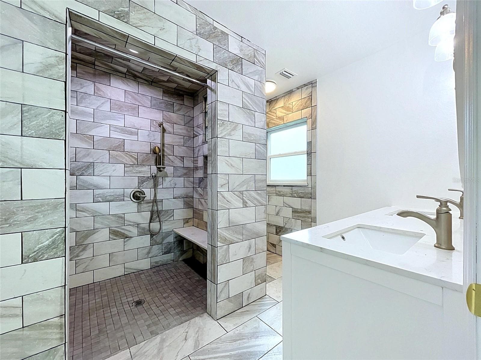 Bathroom 1 with tiled shower and vanity - 1348 EDGEWATER BEACH DR, LAKELAND