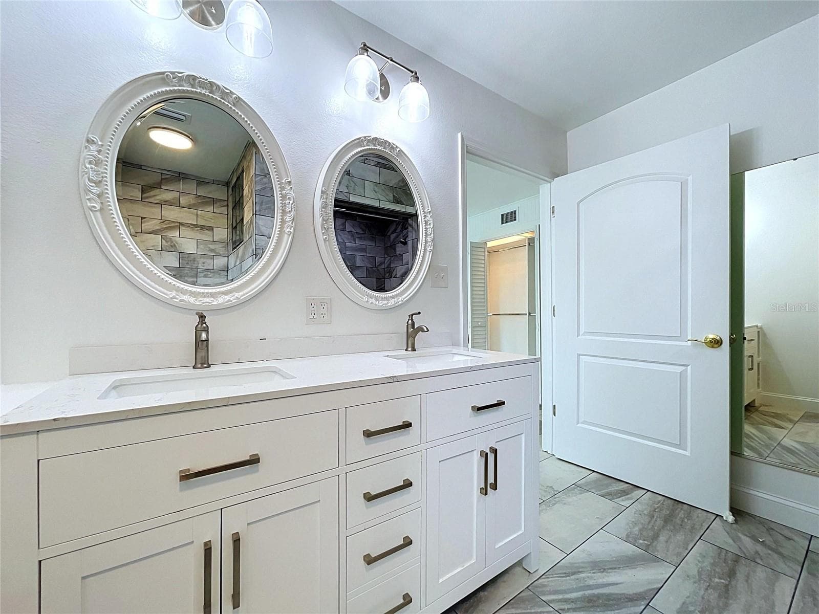 Bathroom 1 vanity with dual mirrors - 1348 EDGEWATER BEACH DR, LAKELAND