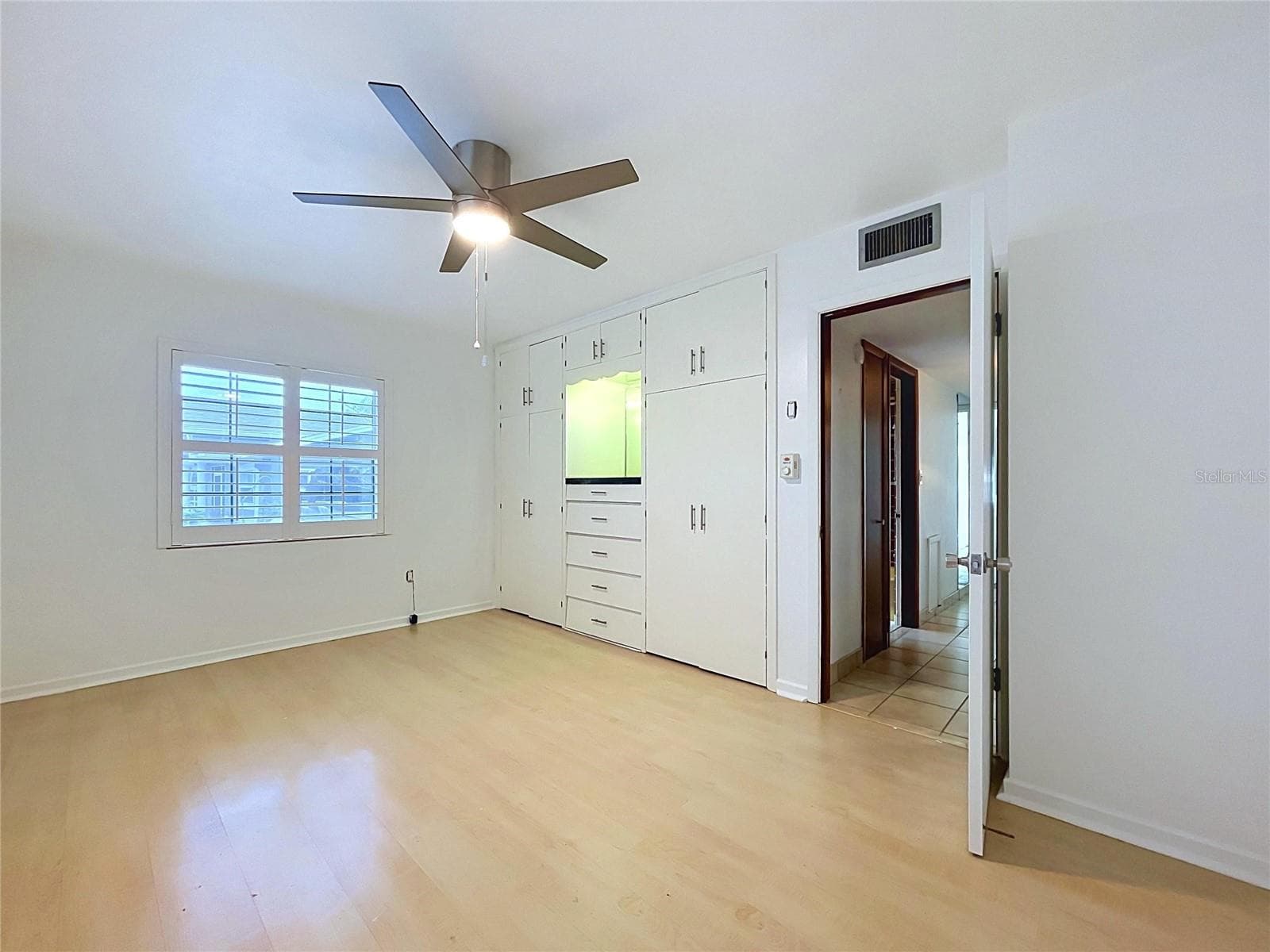 Bedroom 2 with ceiling fan and windows - 1348 EDGEWATER BEACH DR, LAKELAND