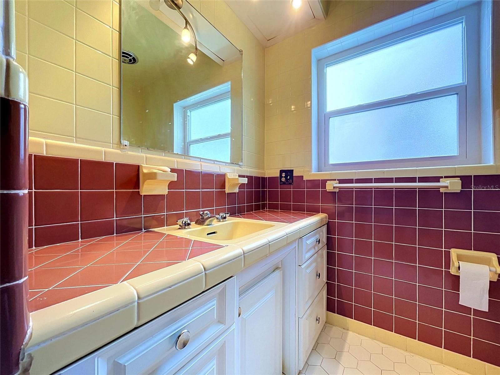 Bathroom 2 with vanity and bathtub - 1348 EDGEWATER BEACH DR, LAKELAND