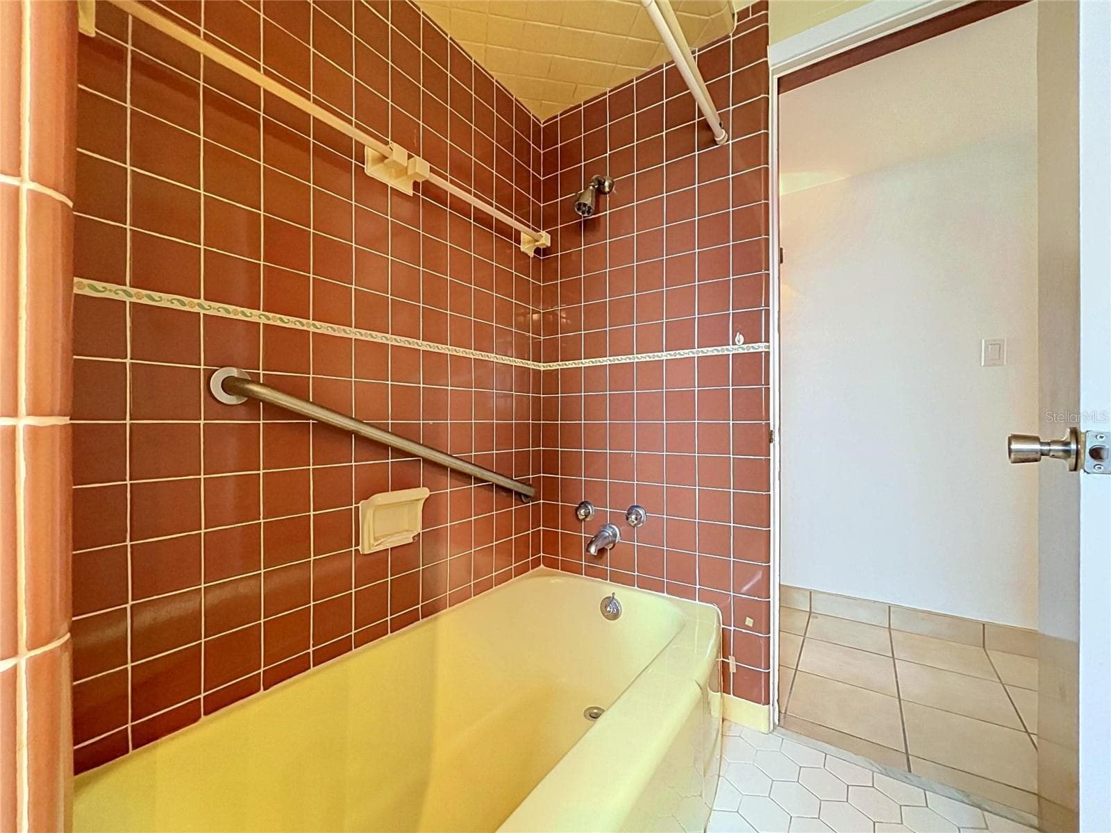 Bathroom 2 bathtub with tiled walls and shower - 1348 EDGEWATER BEACH DR, LAKELAND
