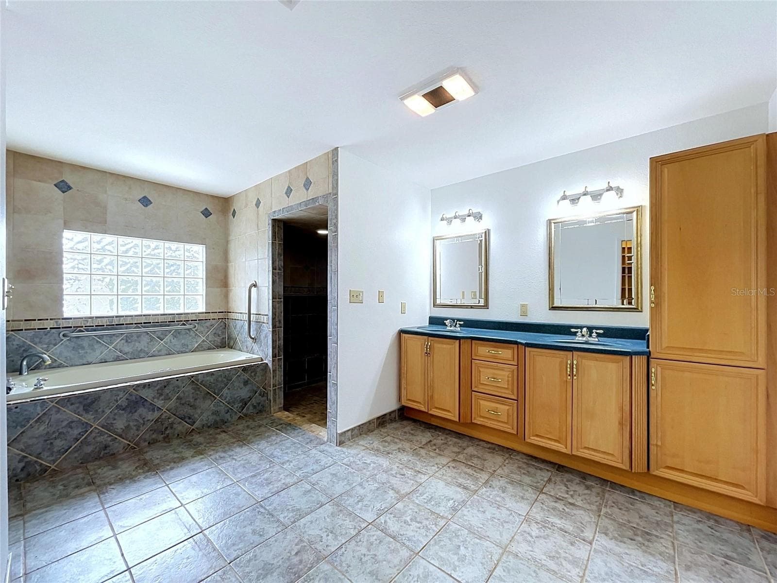 Bathroom 3 vanity with cabinetry and mirrors - 1348 EDGEWATER BEACH DR, LAKELAND