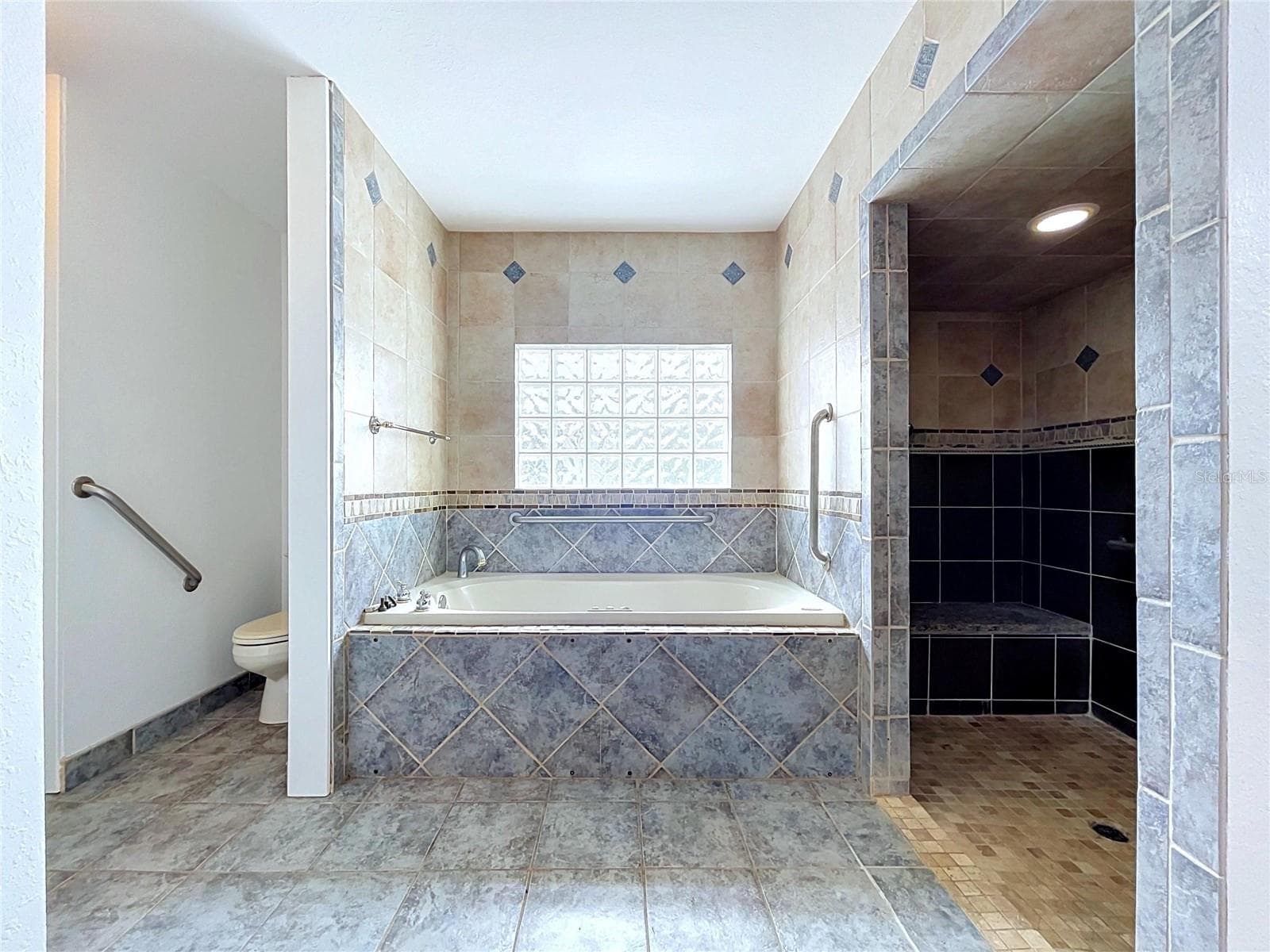 Bathroom 3 with bathtub and separate shower - 1348 EDGEWATER BEACH DR, LAKELAND