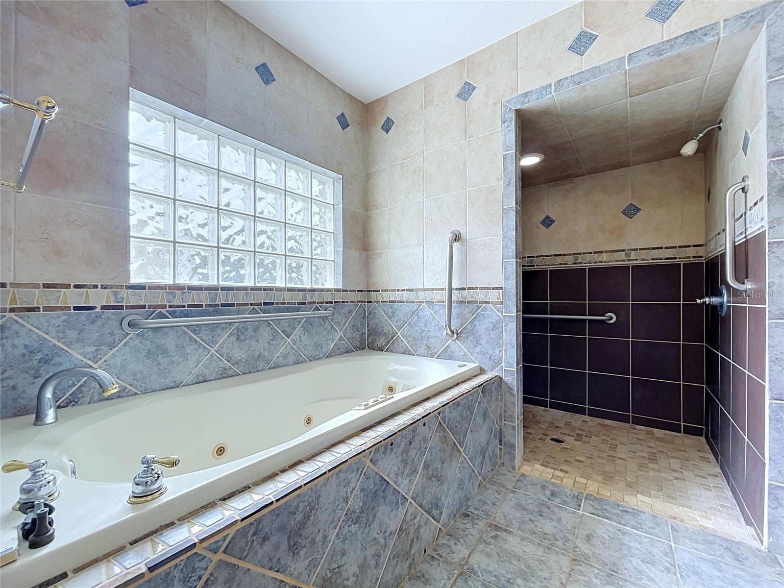 Bathroom 3 Bathtub and tiled shower area - 1348 EDGEWATER BEACH DR, LAKELAND