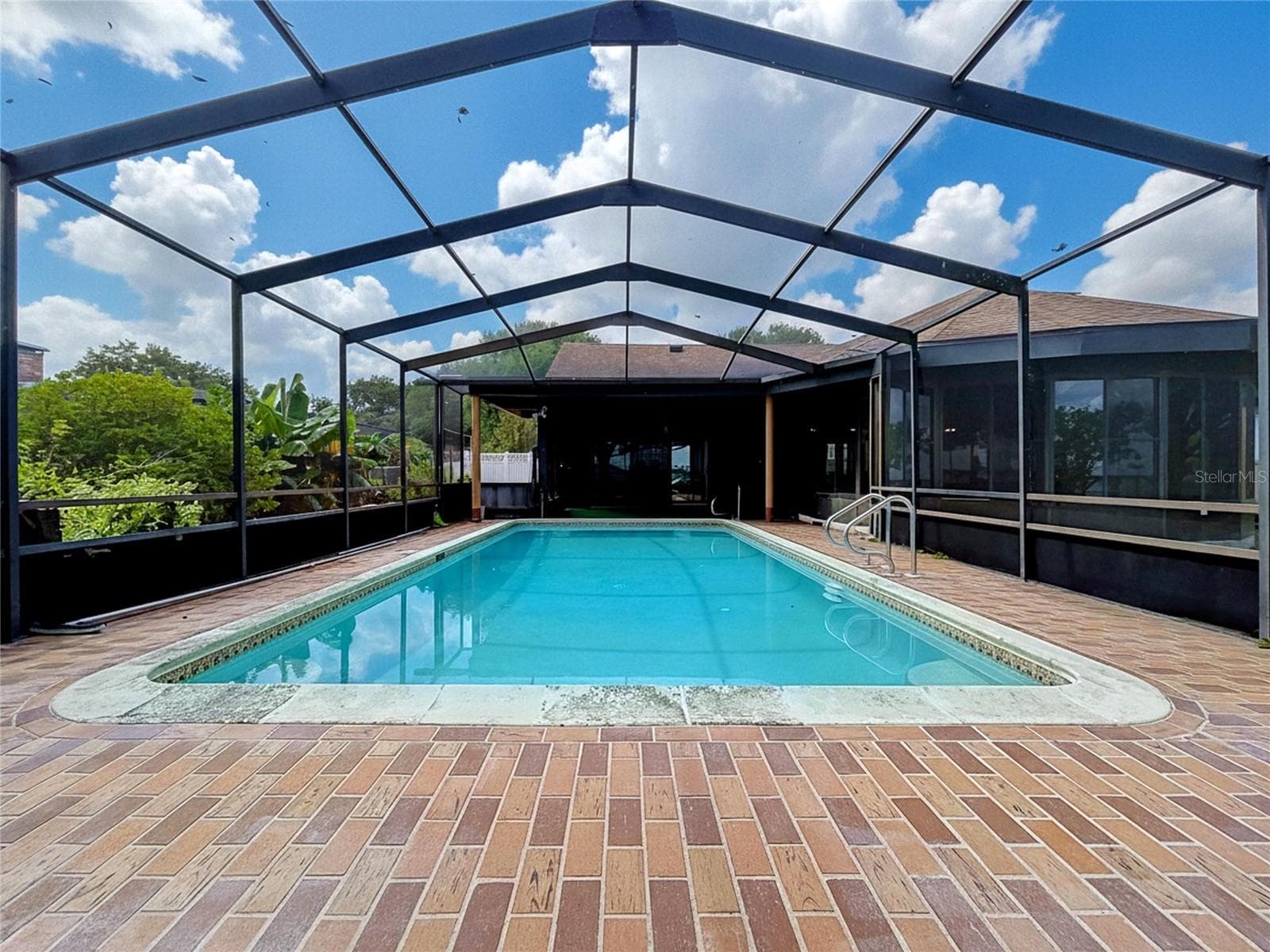 In-ground pool with screened enclosure - 1348 EDGEWATER BEACH DR, LAKELAND