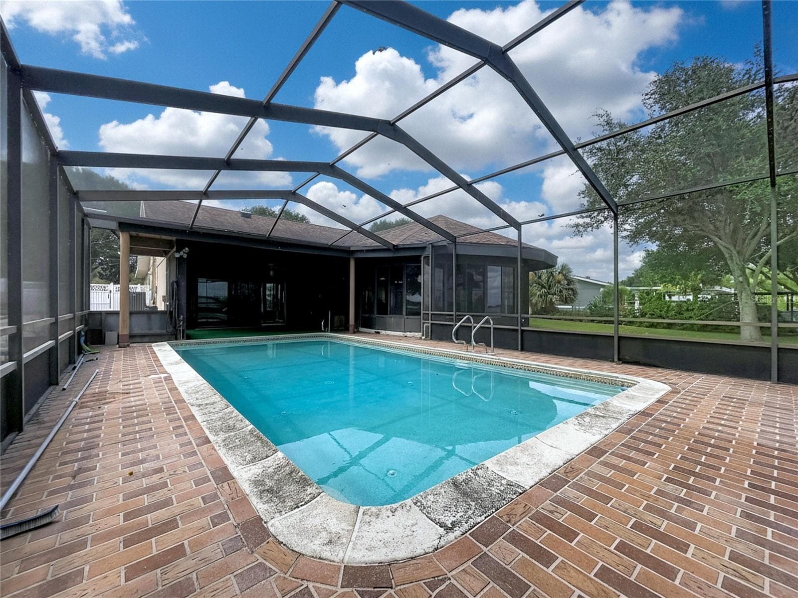 In-ground pool with screened enclosure - 1348 EDGEWATER BEACH DR, LAKELAND