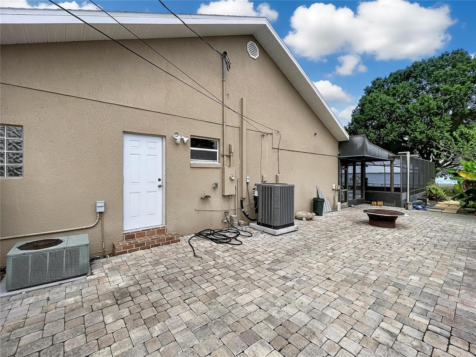 Side patio area - 1348 EDGEWATER BEACH DR, LAKELAND
