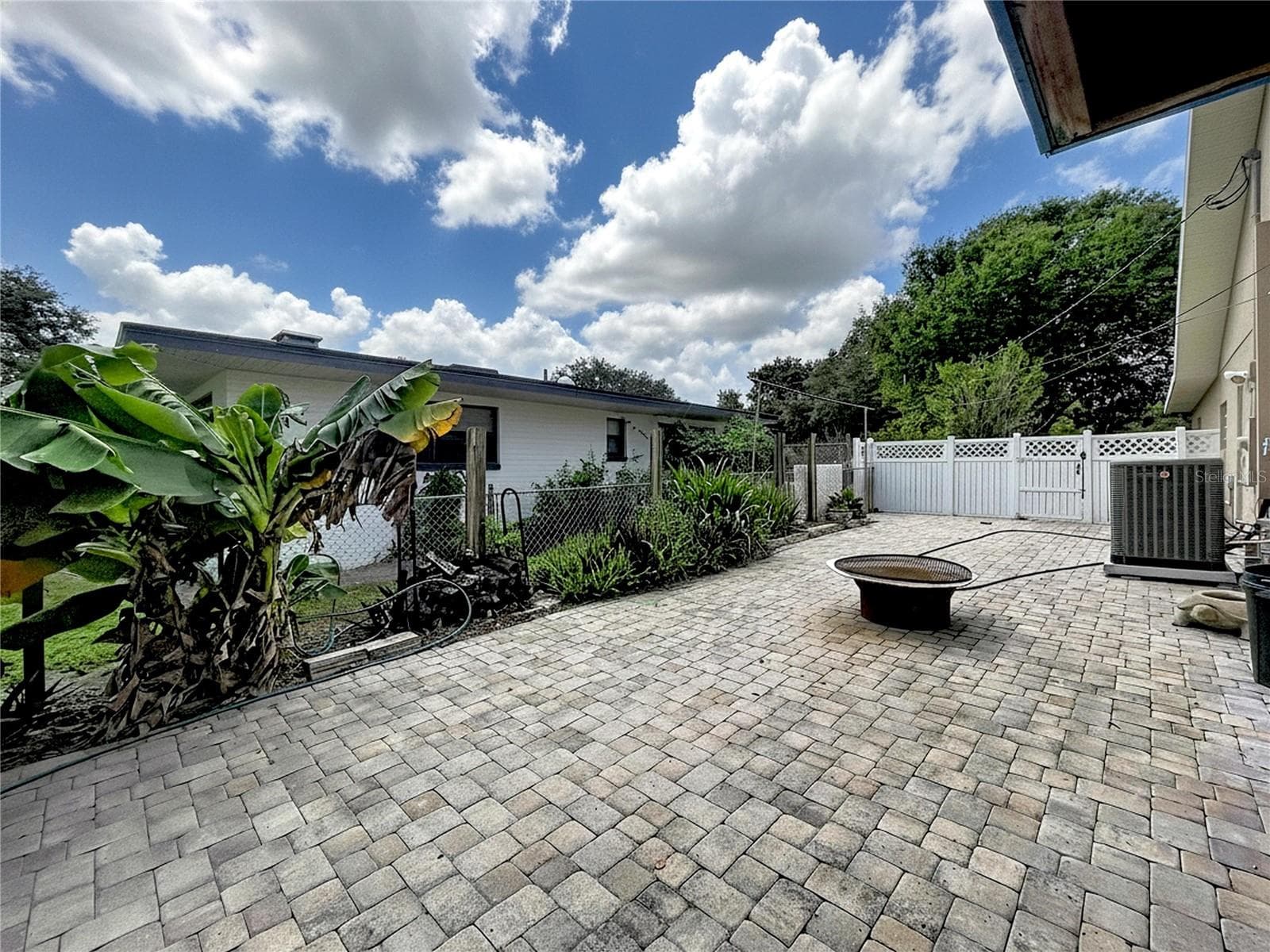 Side patio area - 1348 EDGEWATER BEACH DR, LAKELAND