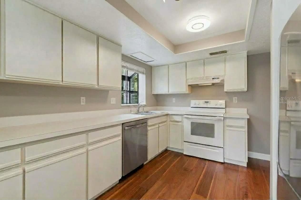 Virtually Staged Kit w/painted wood trim & walls - 11800 PARK BLVD #401, SEMINOLE
