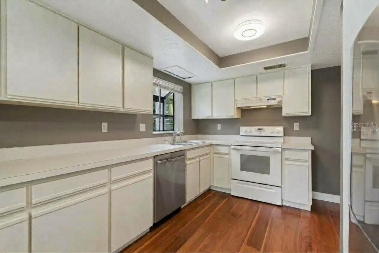 Virtually Staged Kit w/ painted wood trim & walls - 11800 PARK BLVD #401, SEMINOLE