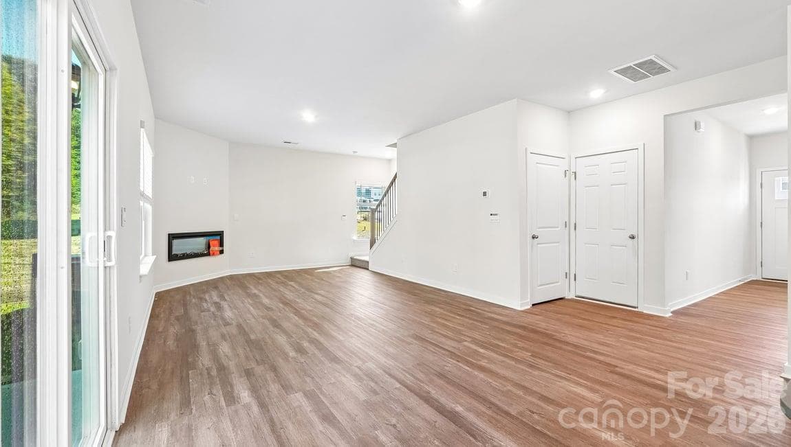 Single Family Residence at 602 Dazzle Loop, Newton, photo 10 of 57