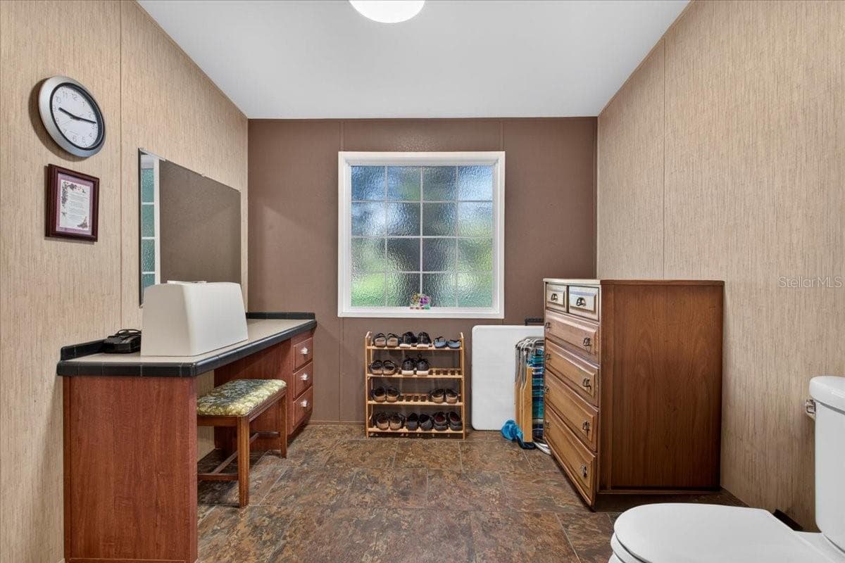 Master bath/make up vanity/desk - 14420 SW TUSTENUGGEE AVE, FORT WHITE