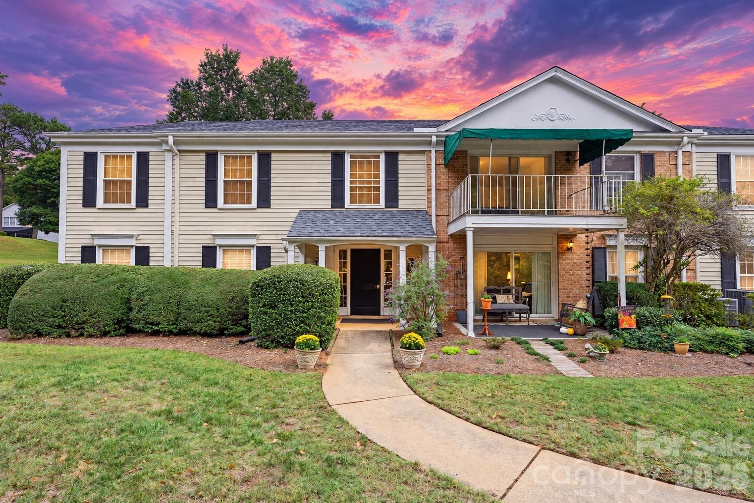 Condominium at 8303 Meadow Lakes Drive, Charlotte, photo 2 of 26