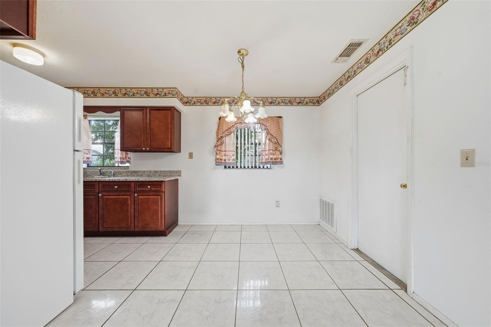 Single Family Residence at 1069 MILDRED DIXON WAY, WINTER GARDEN, photo 6 of 16